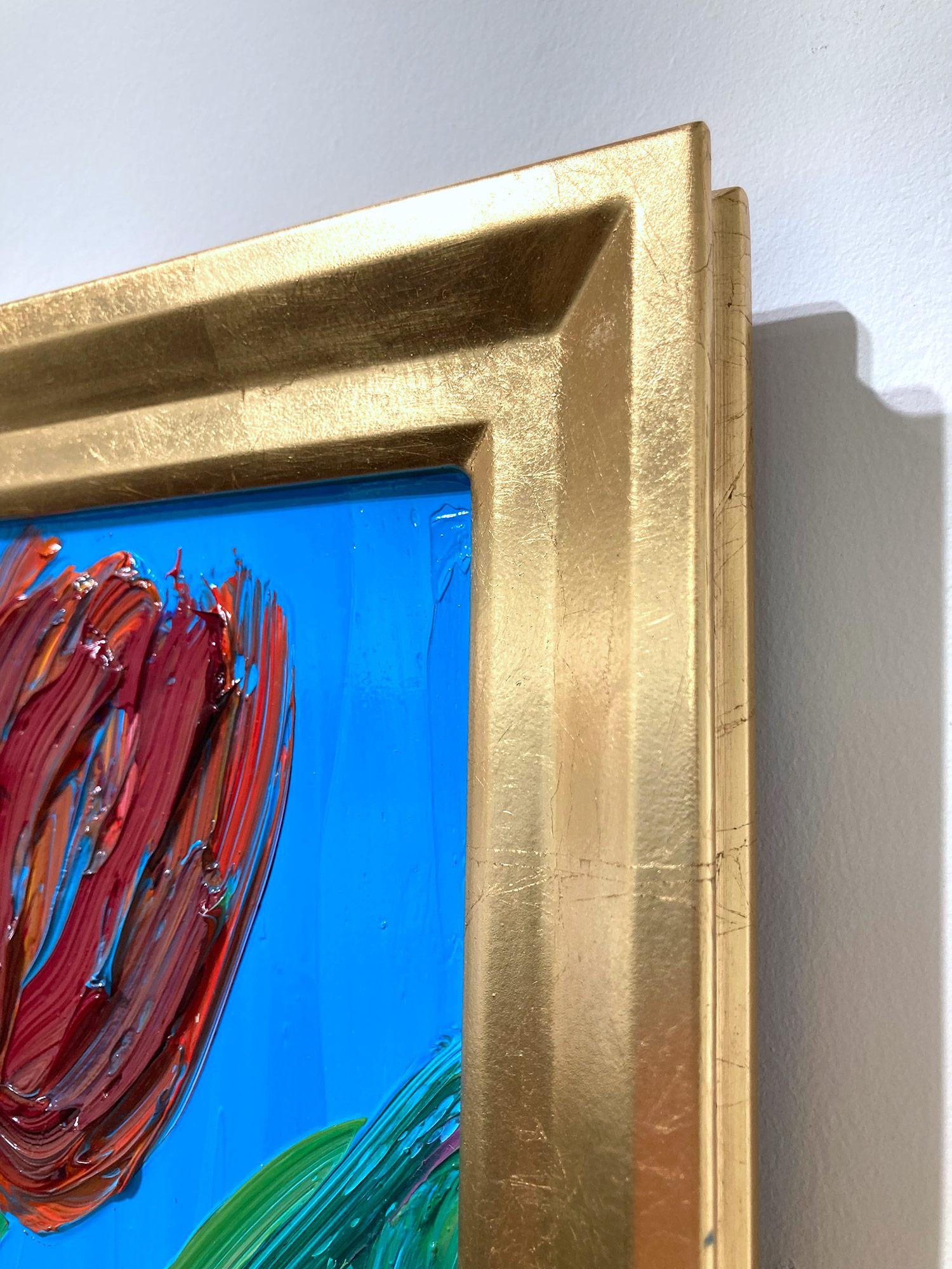 « Pink Stem », tulipe rouge sur fond bleu céruléen clair, peinture à l'huile encadrée en vente 5