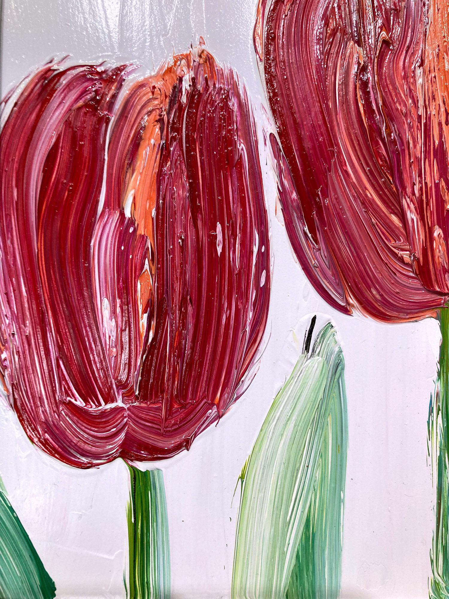 Une magnifique composition de l'une des plus récentes séries de Slonem, Tulipes. Cette œuvre représente des figures gestuelles de deux tulipes rouges et orange sur un fond lavande doux, avec une utilisation épaisse de la peinture. Inspirées par la