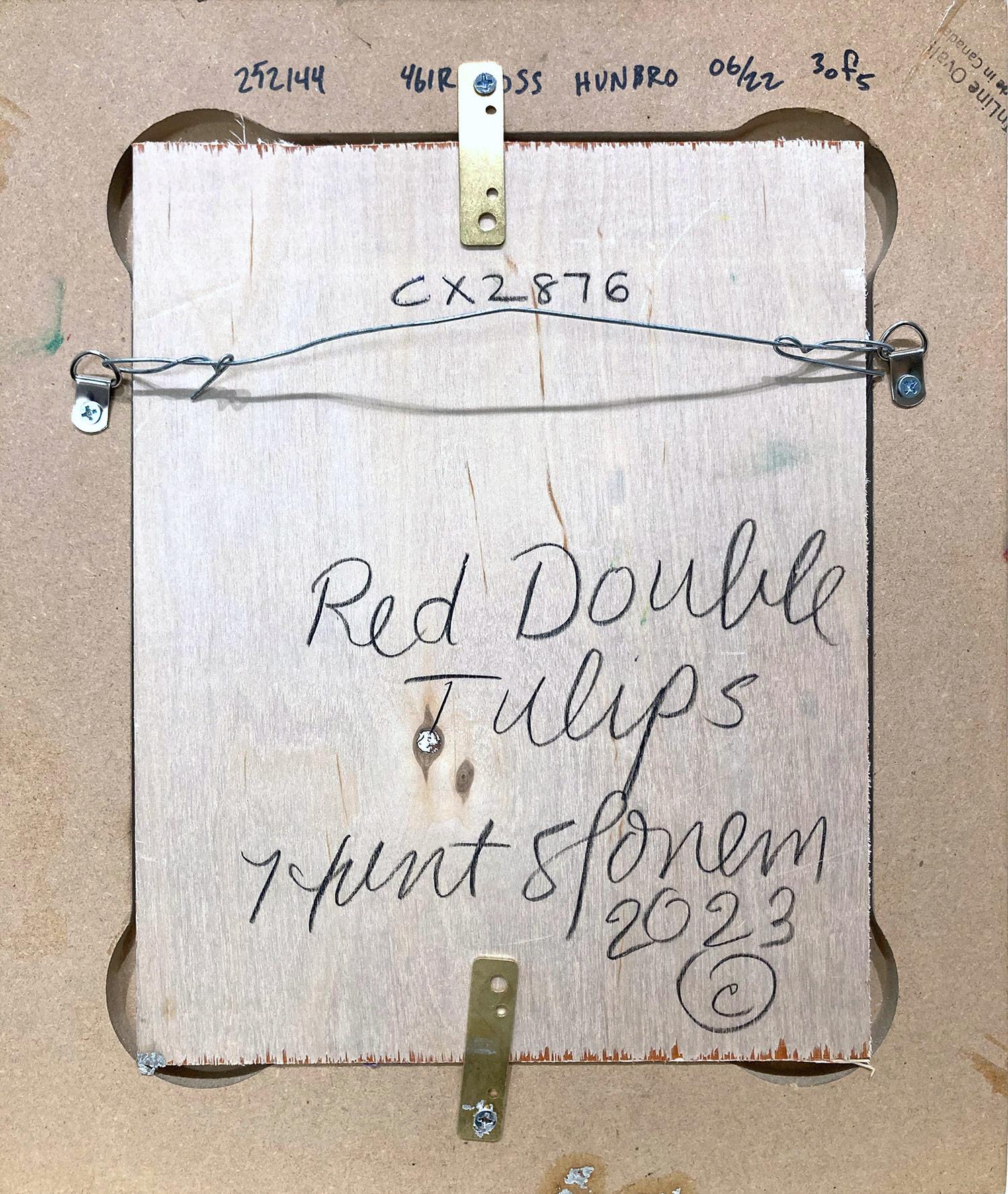 Peinture à l'huile rouge « Double Tulips » sur fond lavande souple, encadrée en vente 4