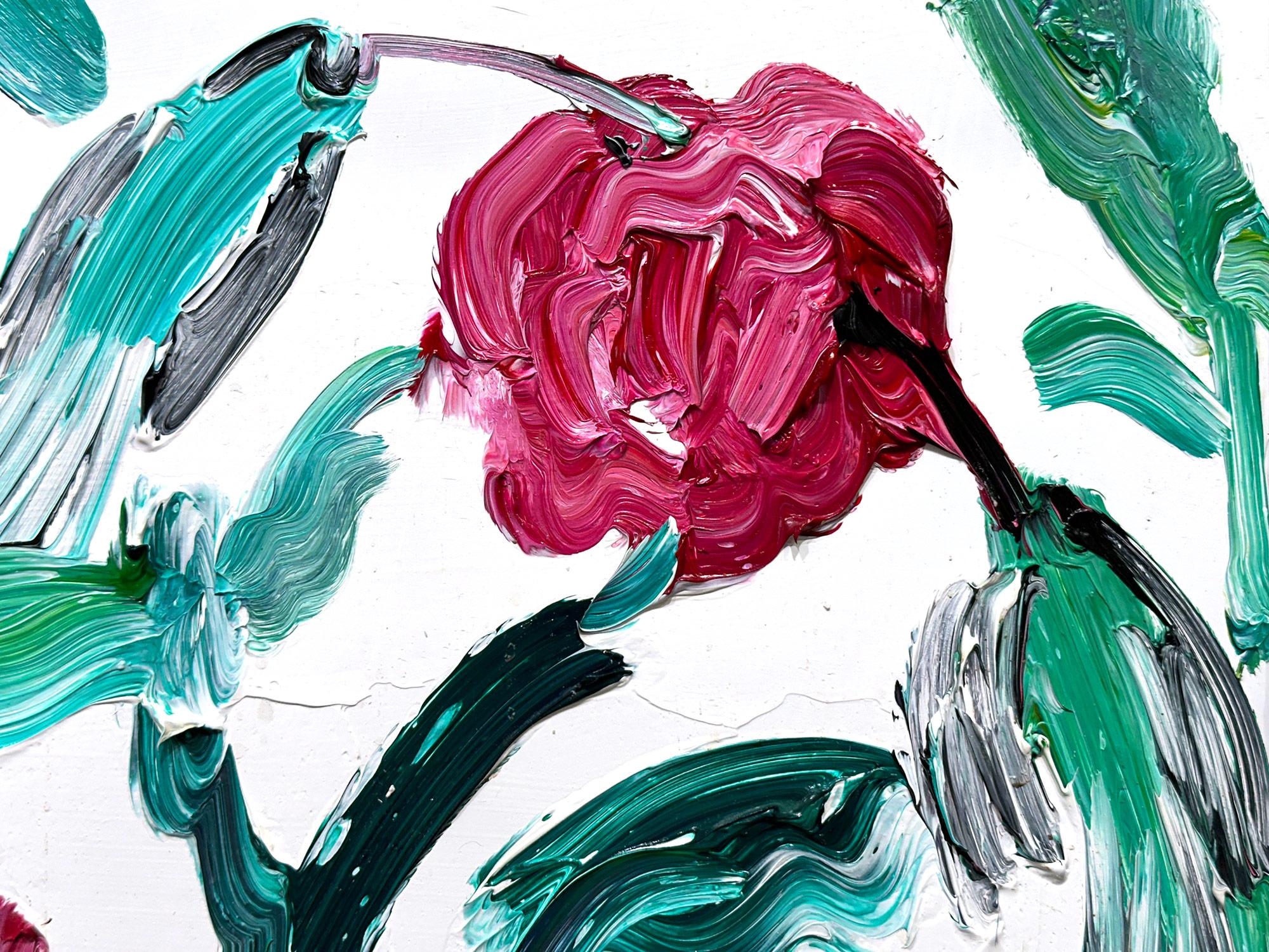 Eine wunderbare Komposition eines von Slonems ikonischsten Motiven: Kolibris. Der dicke Farbauftrag ist deutlich zu erkennen, wenn er Schicht um Schicht Ölfarbe aufträgt, die in einem satten Rosenrot die Rosen und den weißen Hintergrund darstellt.