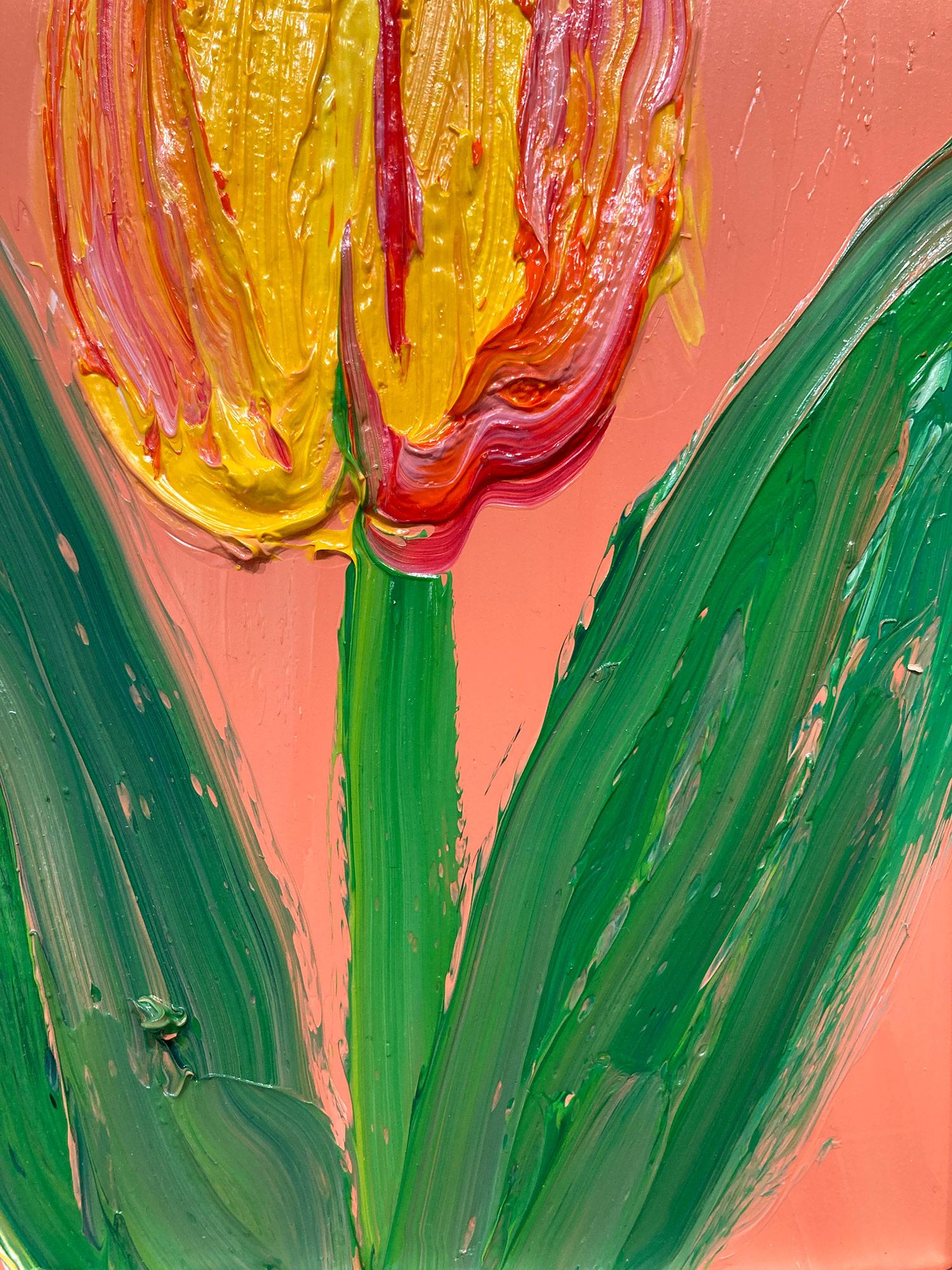 Eine wunderbare Komposition aus einer der neuesten Serien von Slonem, den Tulpen. Dieses Werk zeigt eine gestische Figur einer Orgel und einer gelben Tulpe auf einem pfirsichfarbenen Hintergrund mit dickem Farbauftrag. Es ist in einem wunderschönen