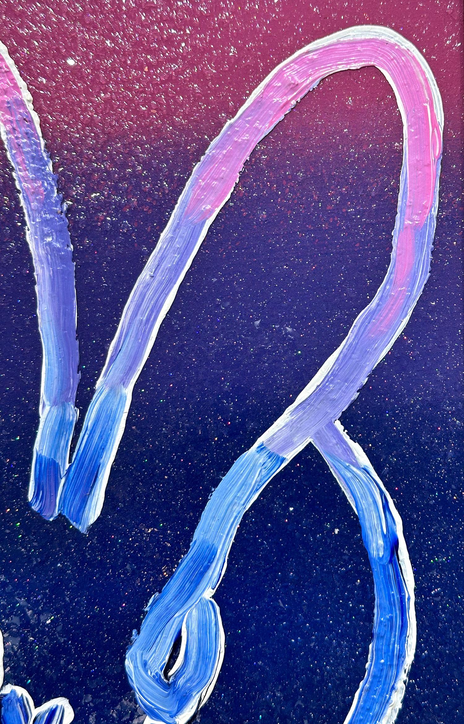 Eine wunderbare Komposition eines der ikonischsten Themen von Slonem, nämlich Hasen. Diese Arbeit zeigt eine gestische Figur eines mehrfarbigen Häschens auf einem ombre rosa und blauen Hintergrund mit dickem Einsatz von Farbe, Harz und Diamantstaub.