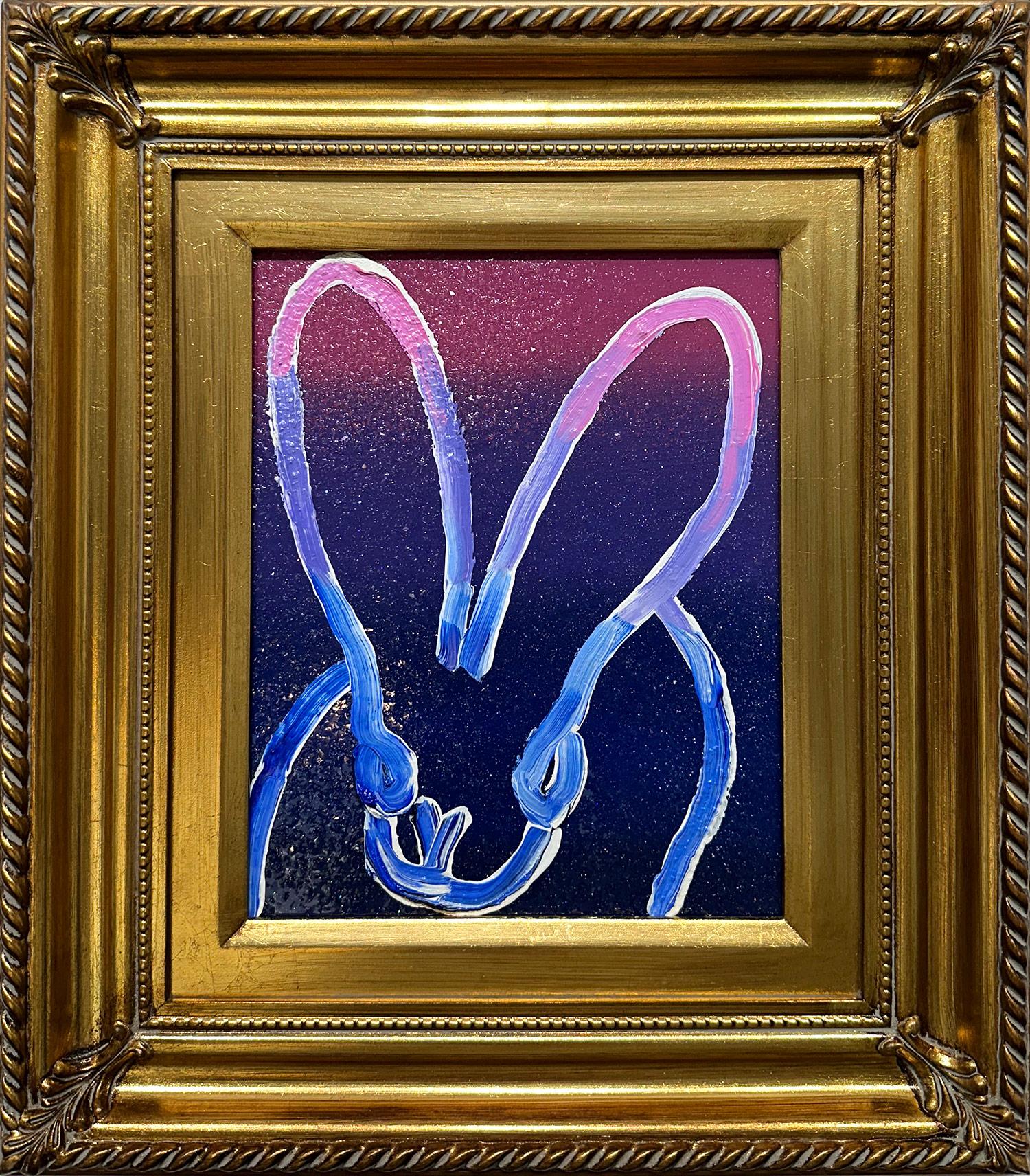 Hunt Slonem Abstract Painting – „Rover“ Mehrfarbiger Hase auf Ombre-Diamantstaub Rosa & Blauer Hintergrund gerahmt