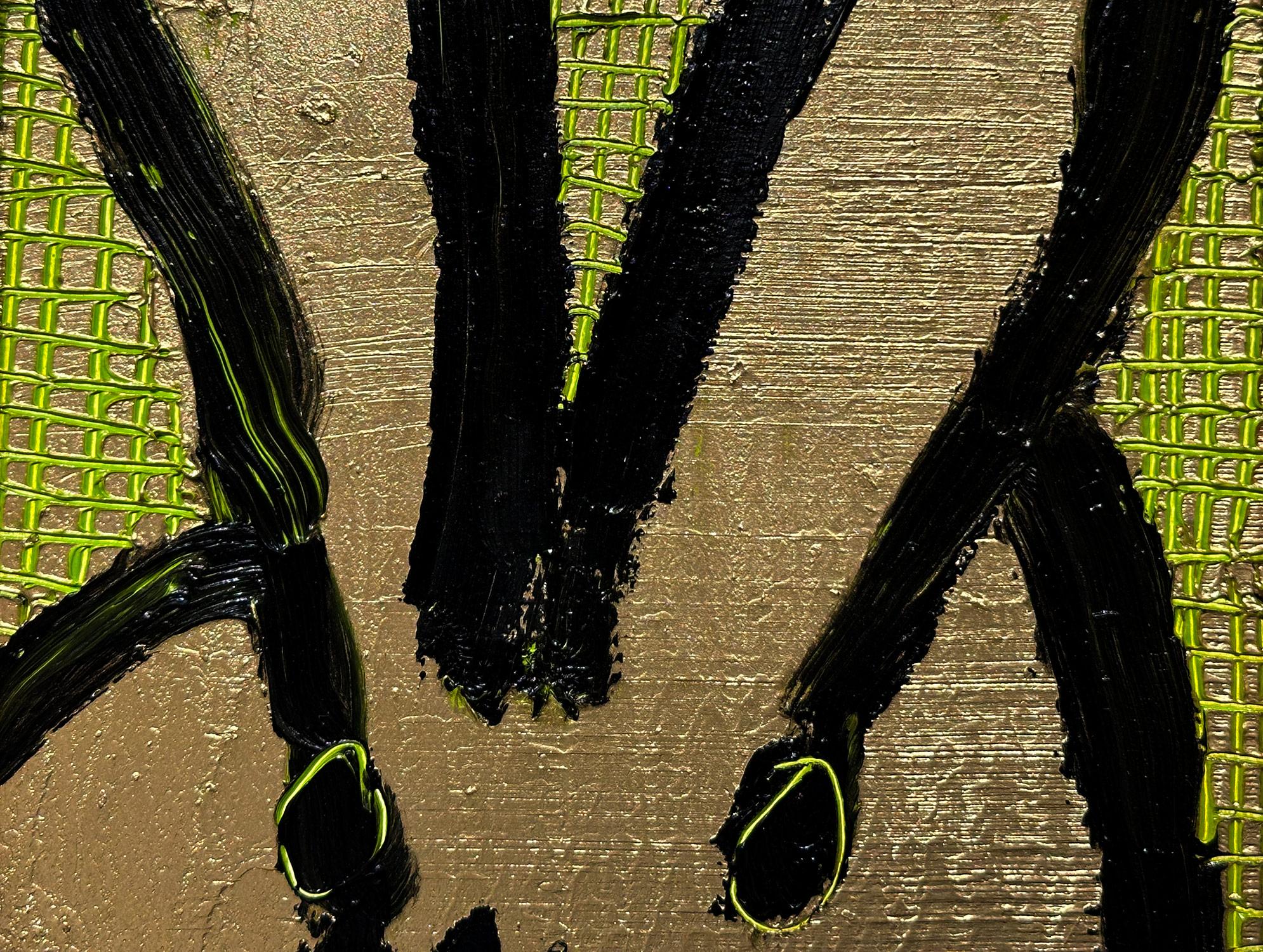 Una meravigliosa composizione di uno dei soggetti più iconici di Slonem, i coniglietti. Questo pezzo raffigura una figura gestuale di un coniglietto nero con accenti verde lime e uno sfondo dorato con un uso massiccio di vernice colorata. È