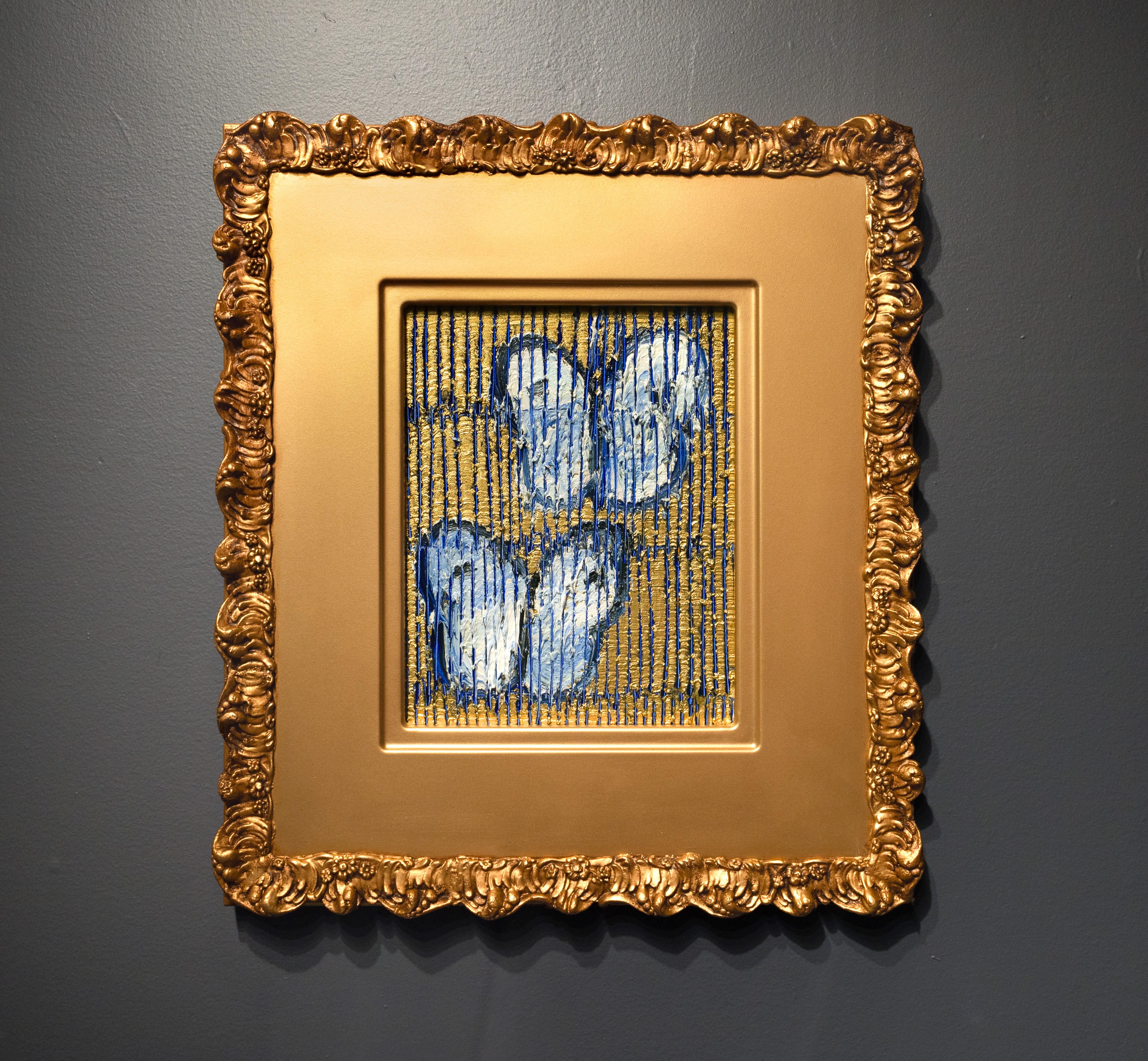 'Shimmer 4' è un dipinto gestuale a forma di farfalla firmato da Hunt Slonem. Le farfalle si trovano in tutto il corpus di opere neo-espressioniste di Slonem. Lo sfondo del dipinto è di un brillante oro metallico, in contrasto con le ali delle