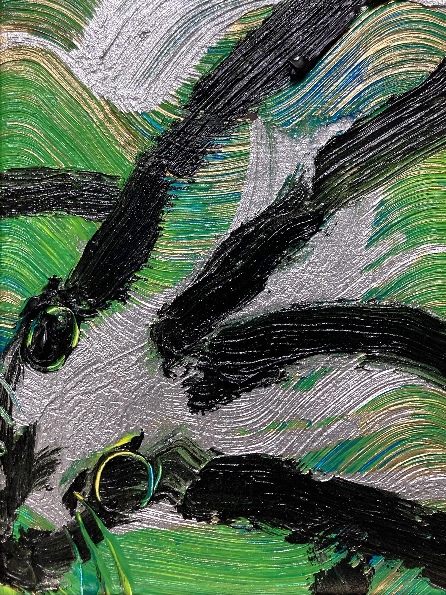 Una maravillosa composición de uno de los temas más icónicos de Slonem, los conejitos. Esta pieza representa una figura gestual de un conejito negro sobre un fondo plateado y verde con un uso espeso de la pintura. Inspirados por la naturaleza y un