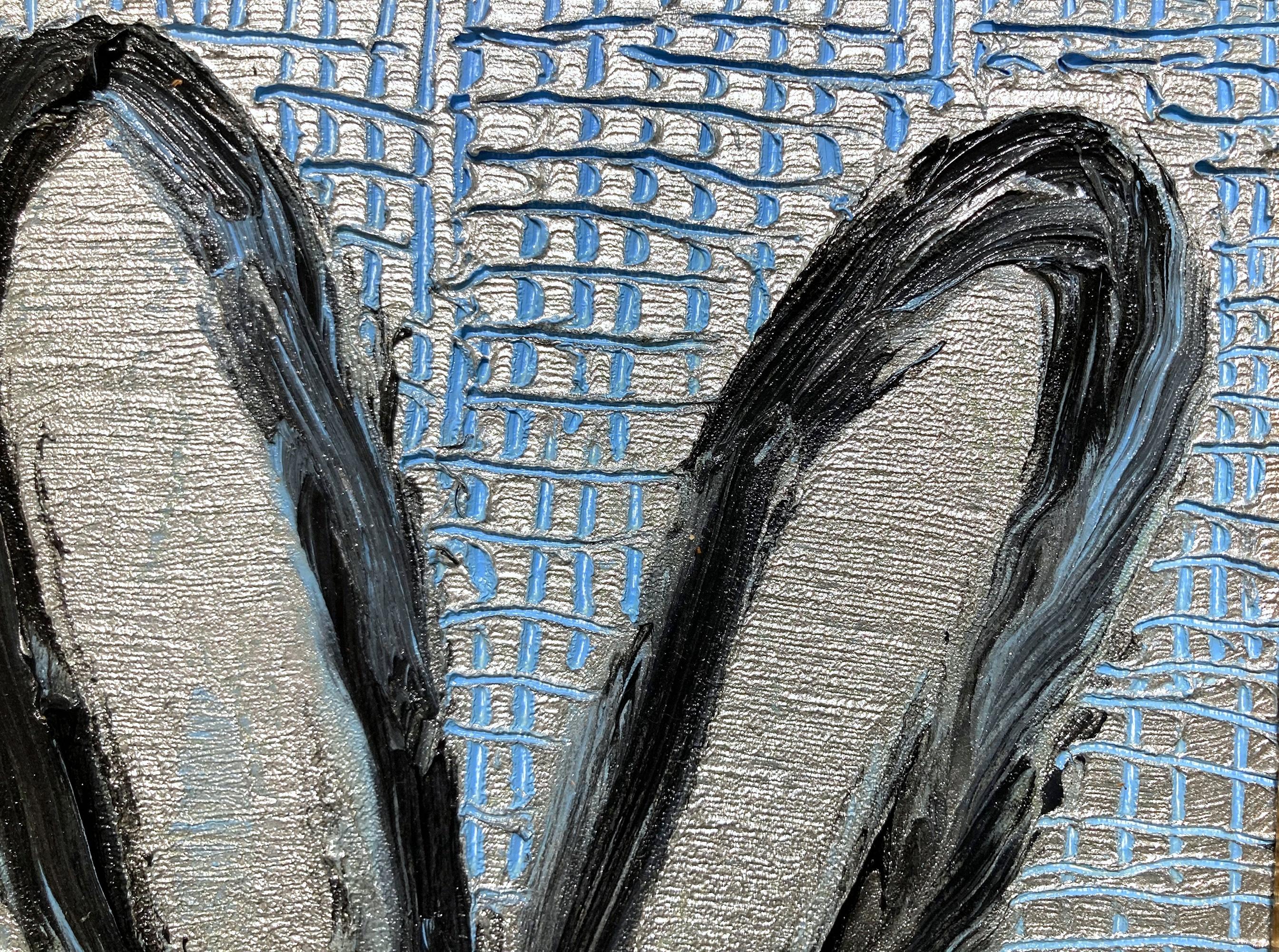 Une magnifique composition de l'un des sujets les plus emblématiques d'Icone, les lapins. Cette pièce représente une figure gestuelle d'un lapin noir sur un fond argenté et doré avec des accents rouges, avec une utilisation abondante de peinture.