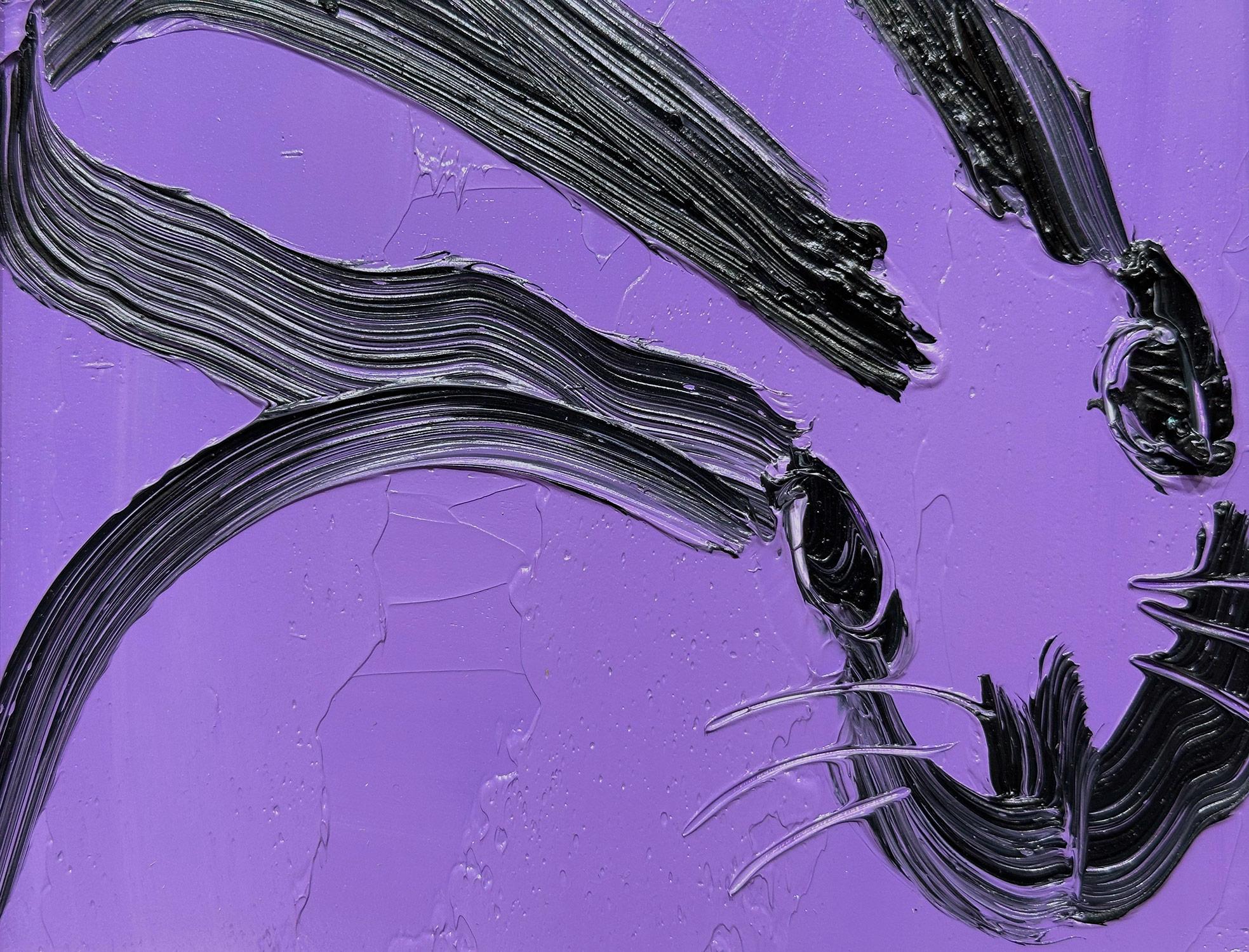 Eine wunderbare Komposition eines der ikonischsten Themen von Slonem, nämlich Hasen. Dieses Werk stellt eine gestische Figur eines schwarzen Hasen auf einem lila-lavendelfarbenen Hintergrund dar, wobei die Farbe dick aufgetragen wurde. Es ist in