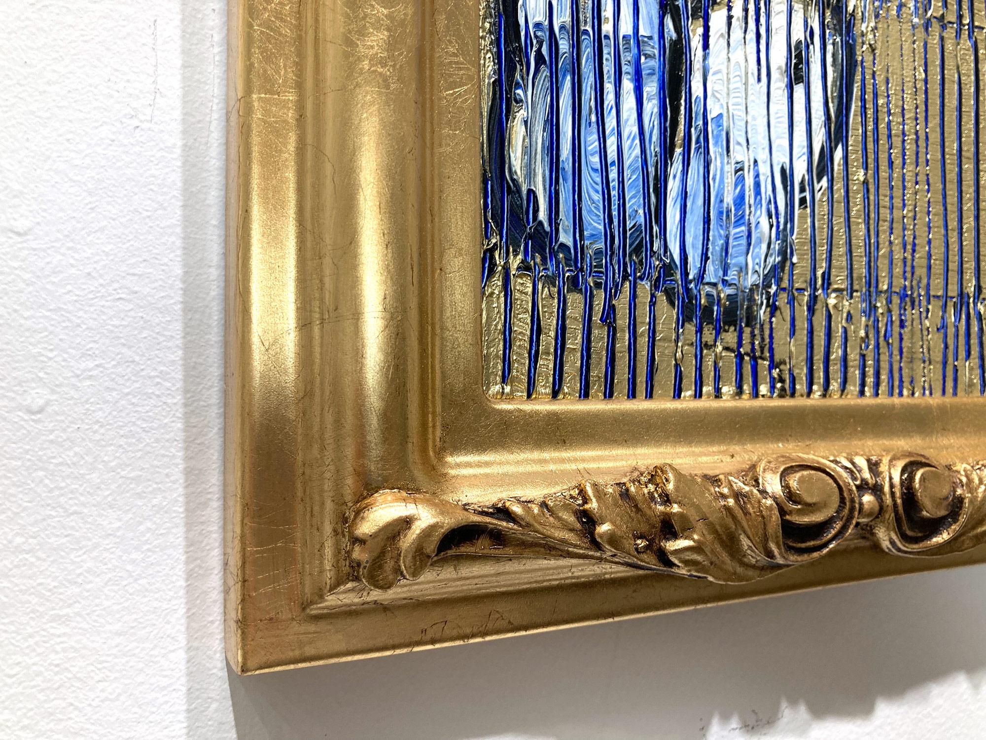 Una meravigliosa composizione di uno dei soggetti più iconici di Slonem, le farfalle. Questo pezzo raffigura due delicate farfalle in ascensione inserite in un meraviglioso paesaggio dorato. Slonem traccia i suoi famosi dettagli a tratteggio in