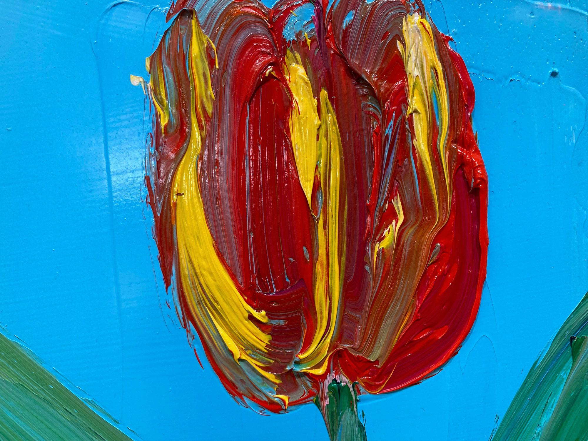 „Talley“ Rot-gelbe Tulpe auf keramischem blauem Hintergrund, Ölgemälde, gerahmt (Neue Wilde), Painting, von Hunt Slonem