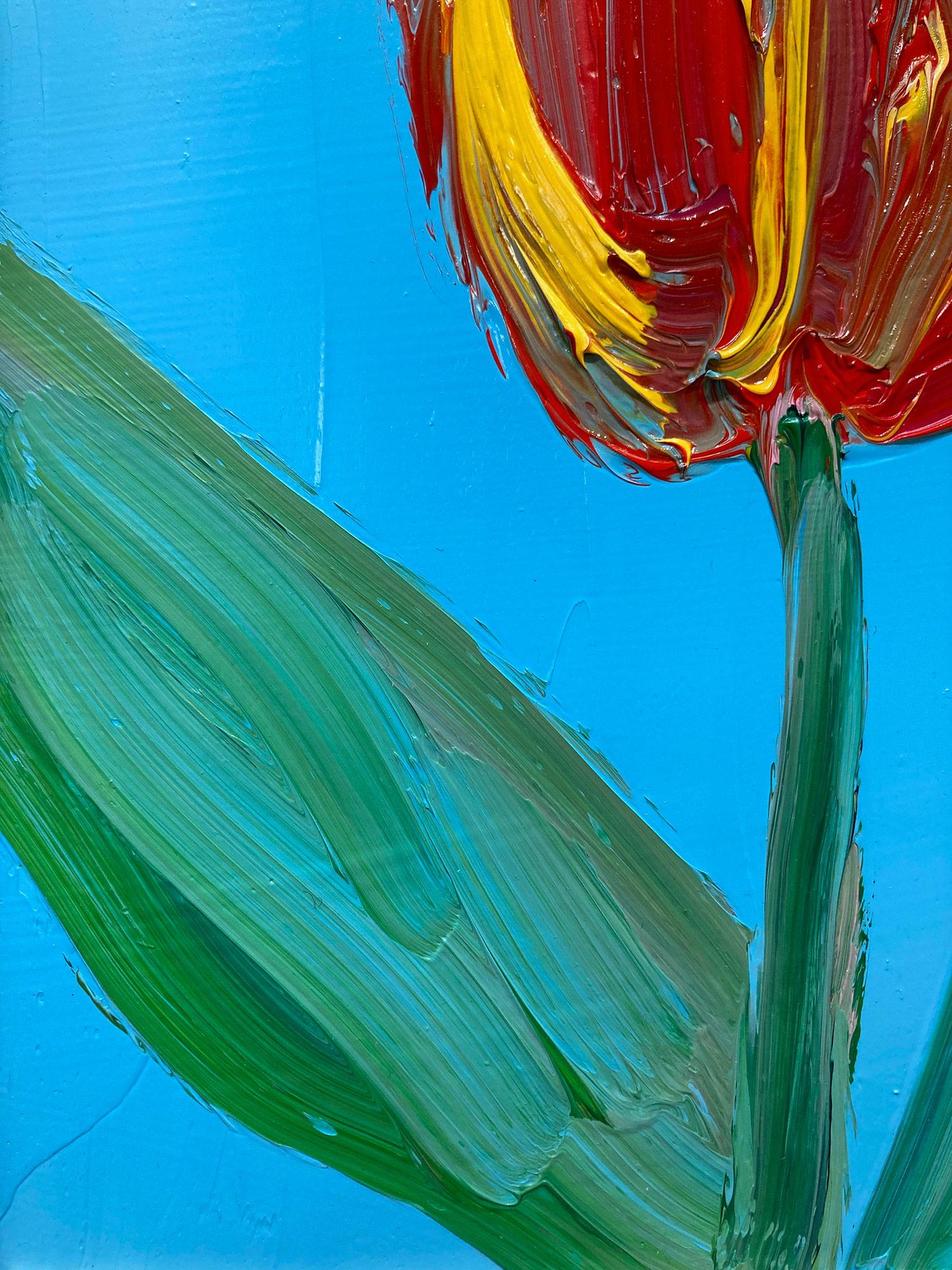 Eine wunderbare Komposition aus einer der neuesten Serien von Slonem, den Tulpen. Dieses Werk zeigt die gestische Figur einer roten und gelben Tulpe auf einem azurblauen Hintergrund mit dick aufgetragener Farbe. Inspiriert von der Natur und einer