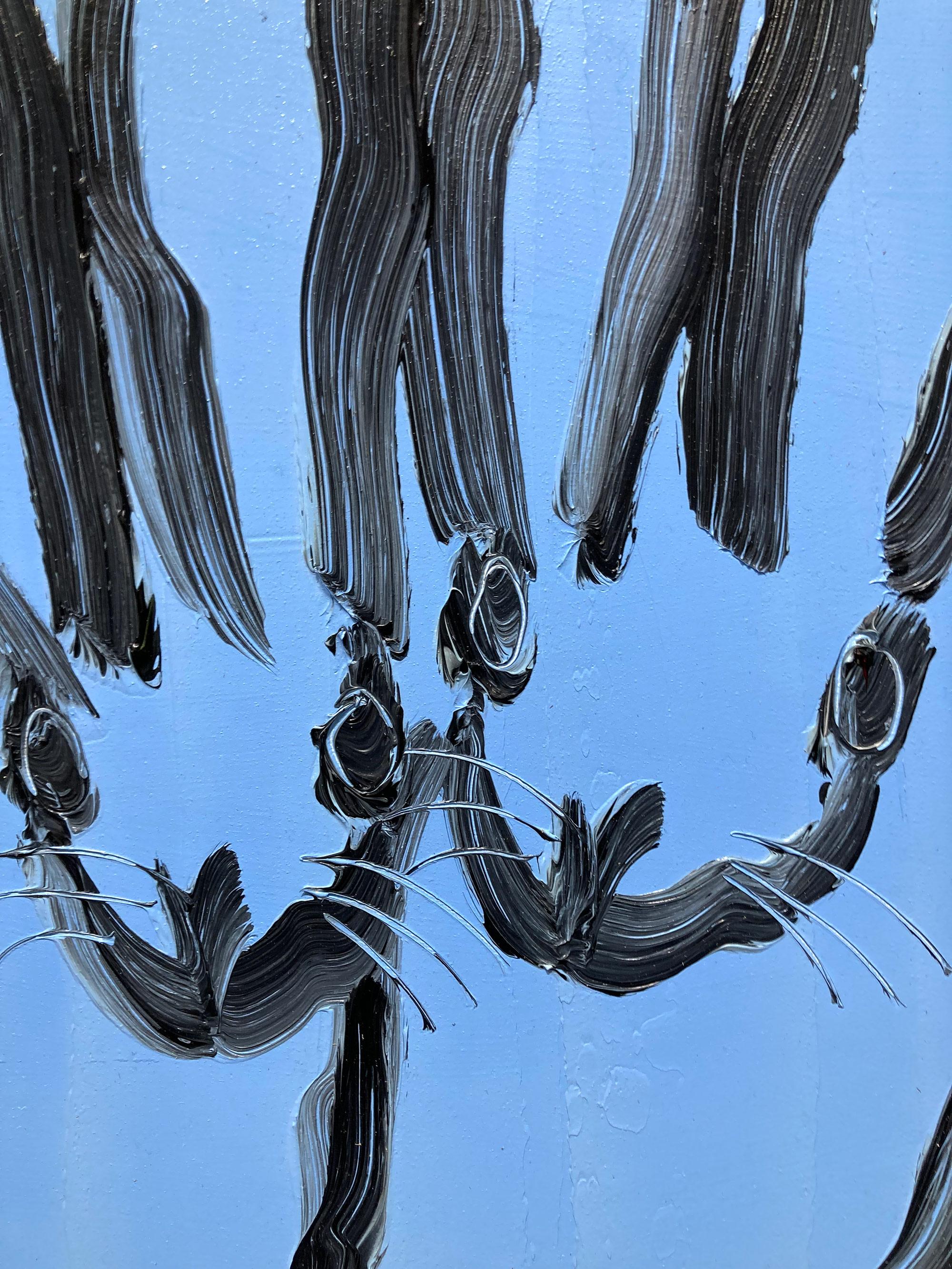 Eine wunderbare Komposition eines der ikonischsten Themen von Slonem, nämlich Hasen. Dieses Werk zeigt 2 gestische Figuren von Rückenhasen auf einem himmelblauen Hintergrund mit dickem Farbauftrag. Inspiriert von der Natur und einer echten Liebe zu