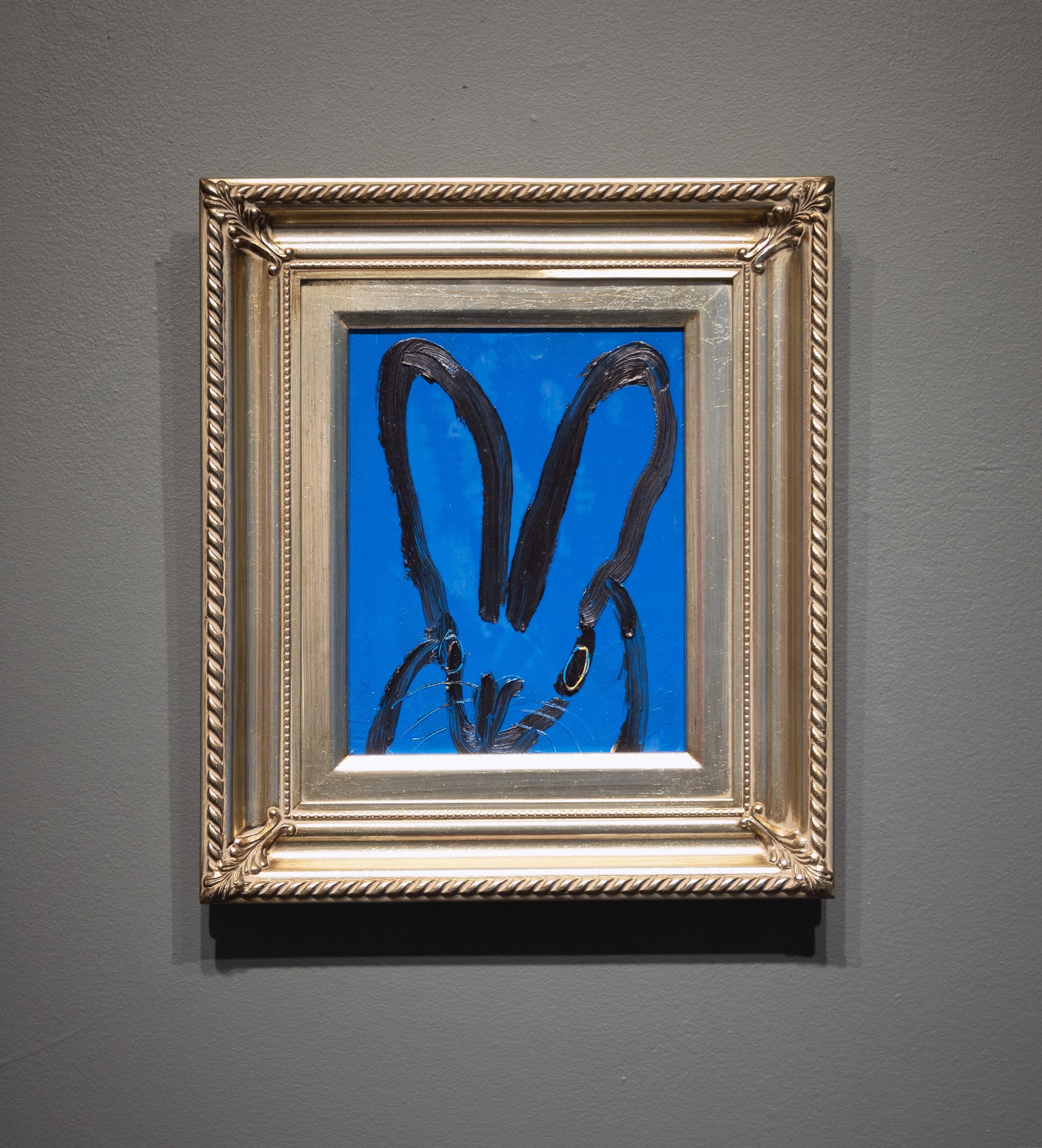 'Ultra Blue' è un dipinto gestuale di Hunt Slonem. Il coniglietto gestuale si ritrova in tutto il corpus di opere neo-espressioniste di Slonem. Lo sfondo del dipinto è di un blu intenso che contrasta con la linea nera che definisce il coniglietto.