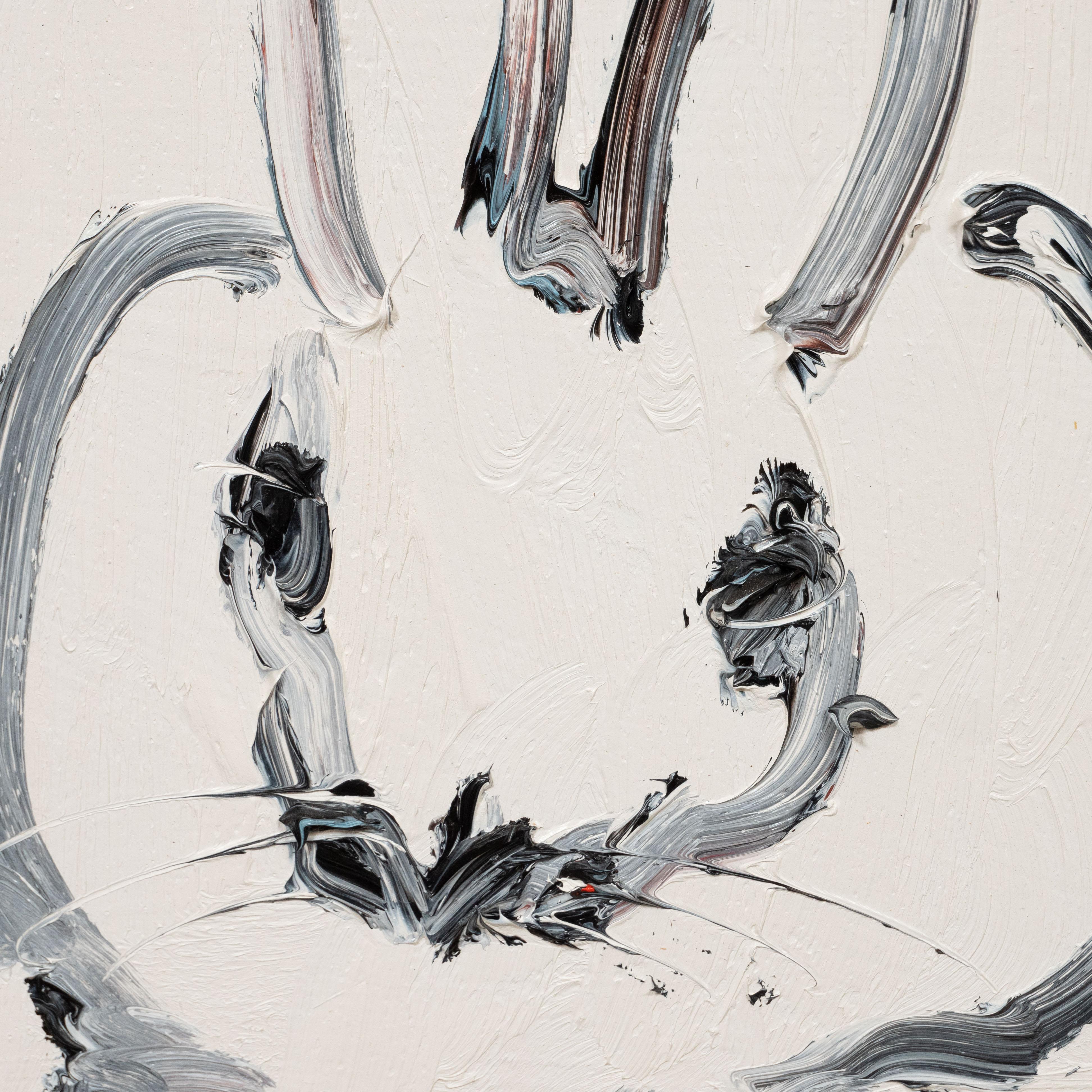 Dieses skurrile und raffinierte Gemälde wurde 2016 von dem geschätzten zeitgenössischen Maler Hunt Slonem realisiert. Es zeigt ein stilisiertes Kaninchen im Profil, das mit lockeren und ausdrucksstarken Pinselstrichen in schwarzer und weißer Farbe