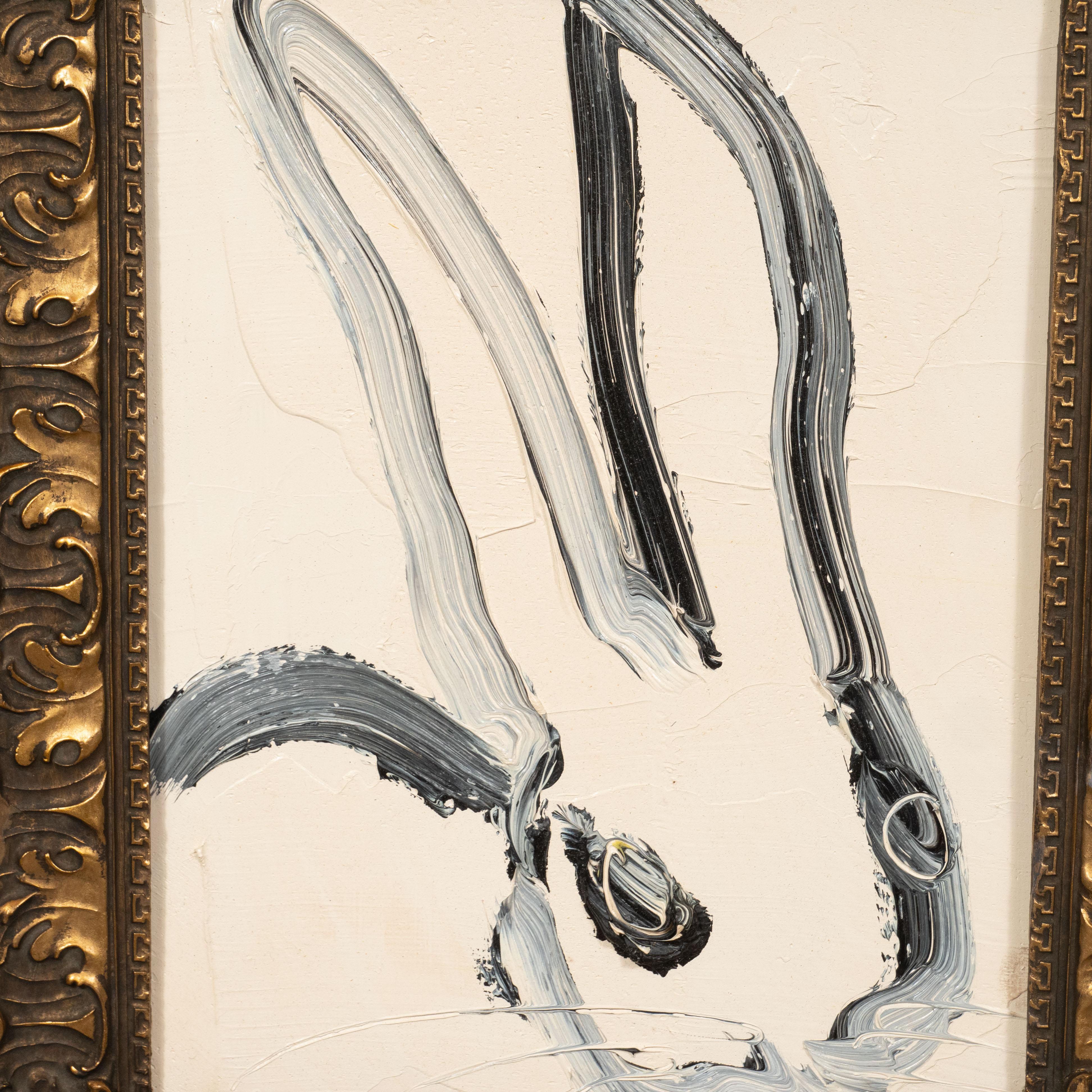 Dieses skurrile und raffinierte Gemälde wurde 2013 von dem geschätzten zeitgenössischen Maler Hunt Slonem realisiert. Es zeigt ein stilisiertes Kaninchen im Profil, das mit lockeren und ausdrucksstarken Pinselstrichen in schwarzer und weißer Farbe