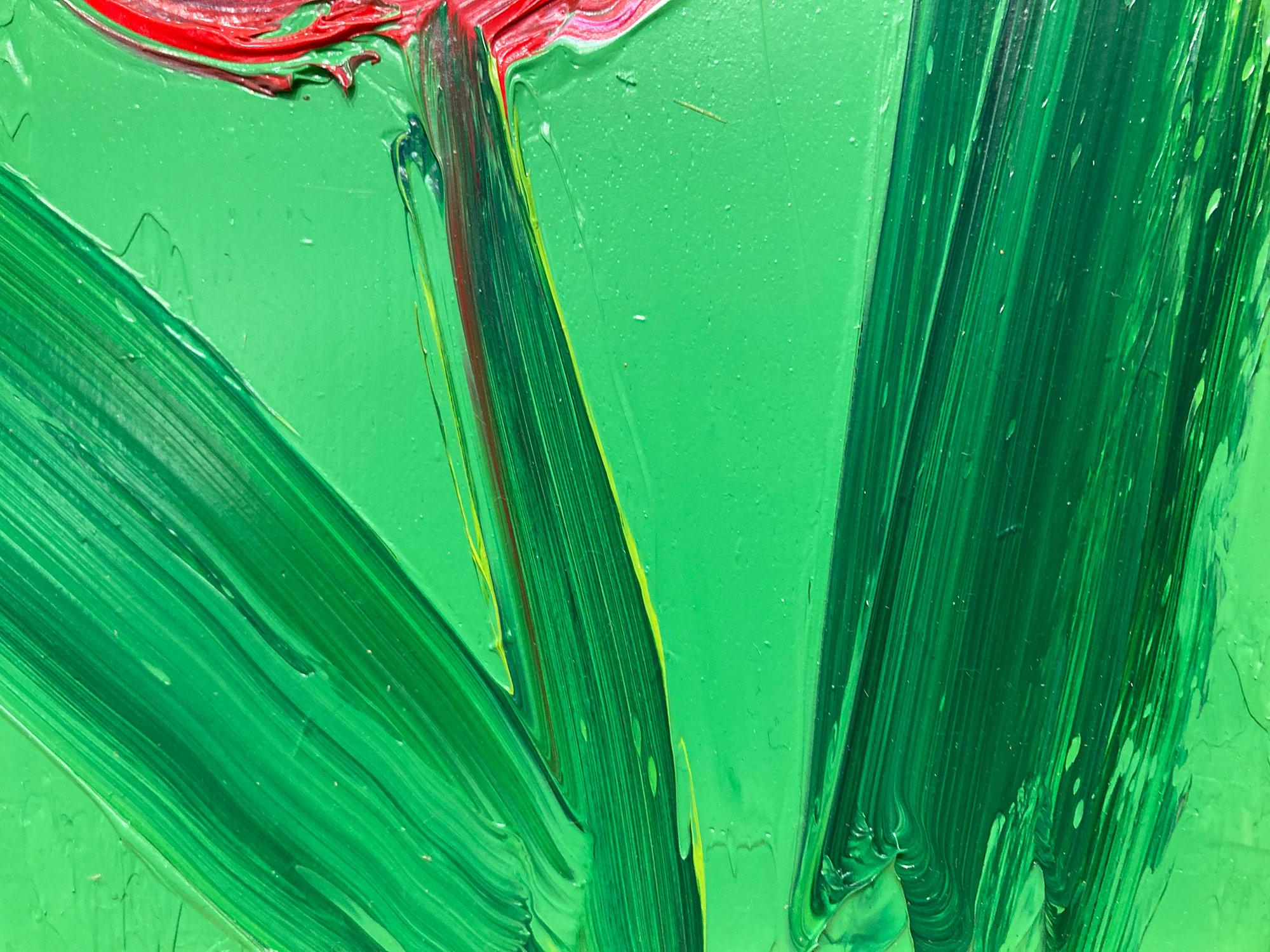 Una meravigliosa composizione di una delle serie più recenti di Slonem, Tulipani. Questo pezzo raffigura la figura gestuale di un tulipano rosso e bianco su uno sfondo verde foresta con un uso spesso della pittura. Ispirati dalla natura e da un