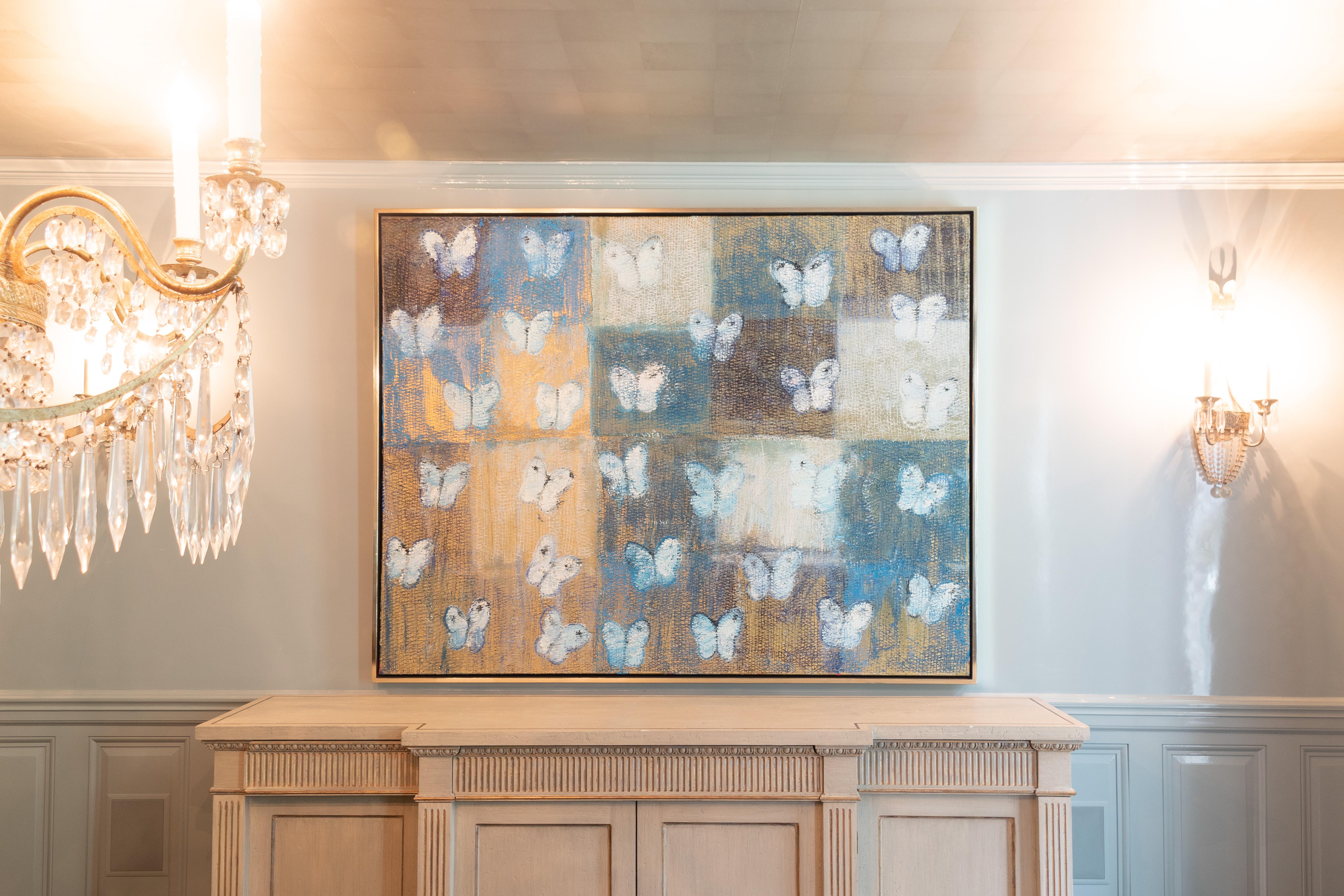 Senza titolo (Farfalle bianche su argento, oro e blu) - Painting di Hunt Slonem