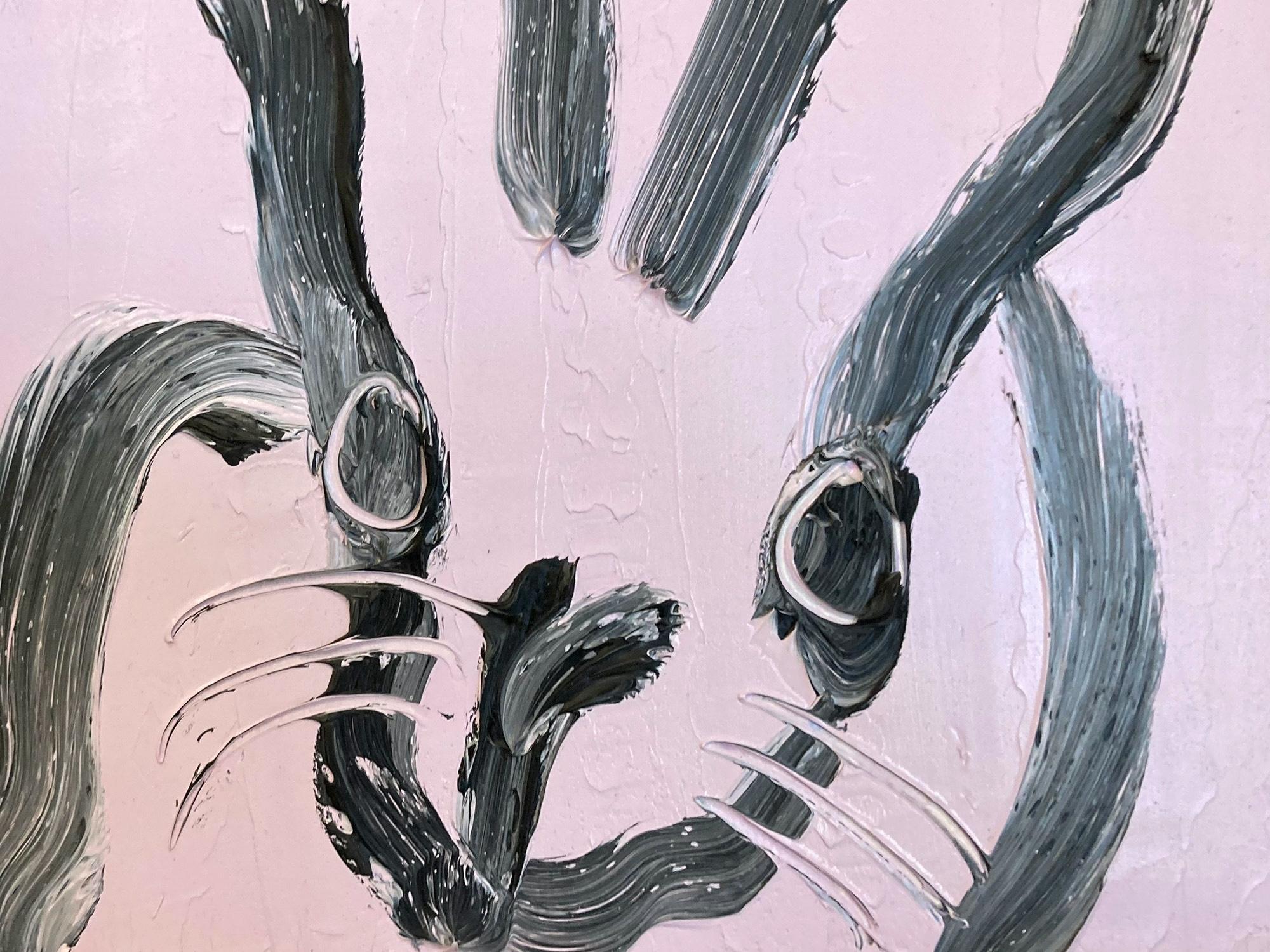 Una maravillosa composición de uno de los temas más icónicos de Slonem, los conejitos. Esta pieza representa una figura gestual de un conejito negro sobre un fondo lavanda claro con un uso espeso de la pintura. Está alojada en un maravilloso marco