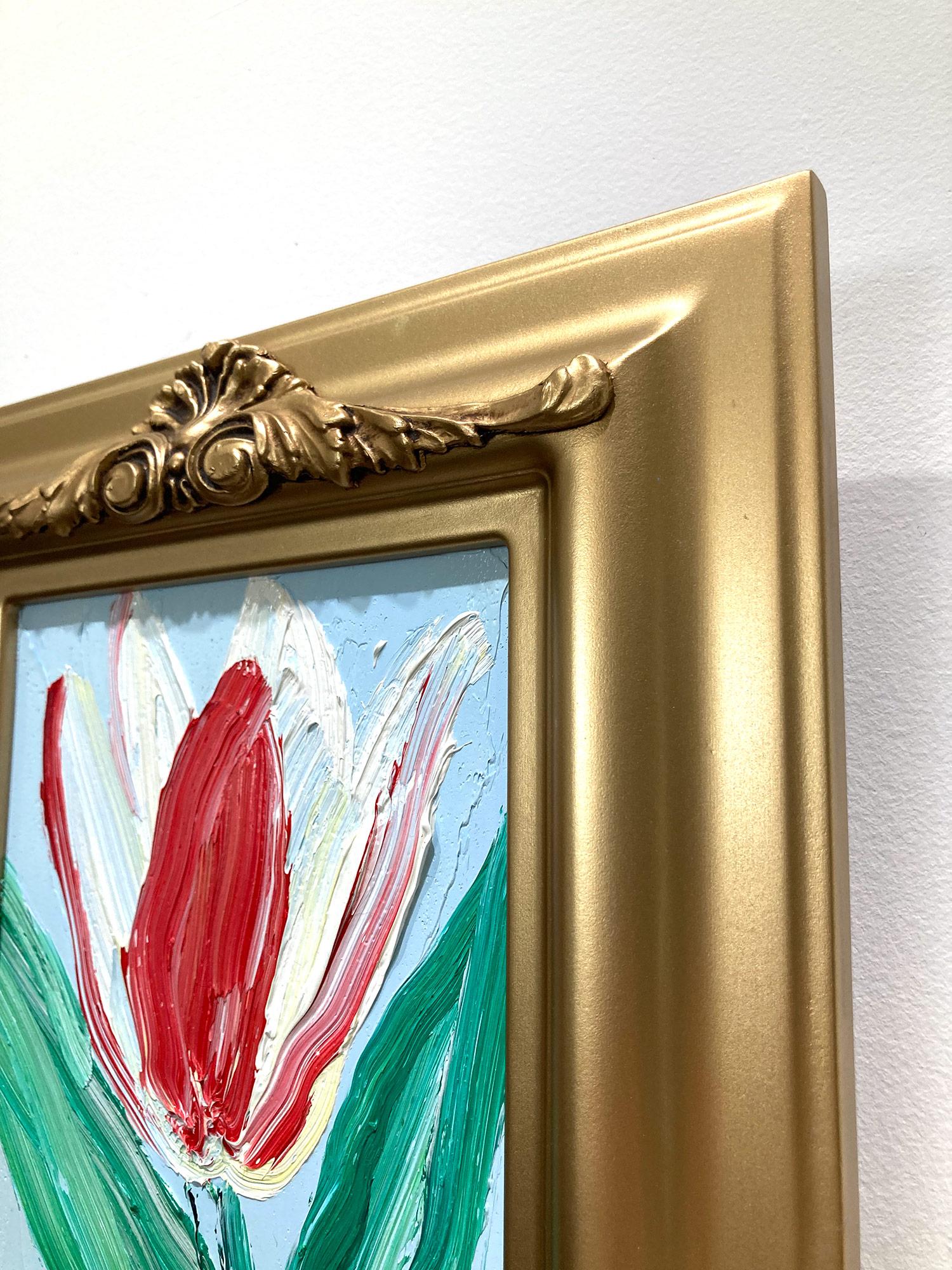 « Wide Open », tulipe rouge et blanche sur fond bleu ciel clair, peinture à l'huile encadrée en vente 5