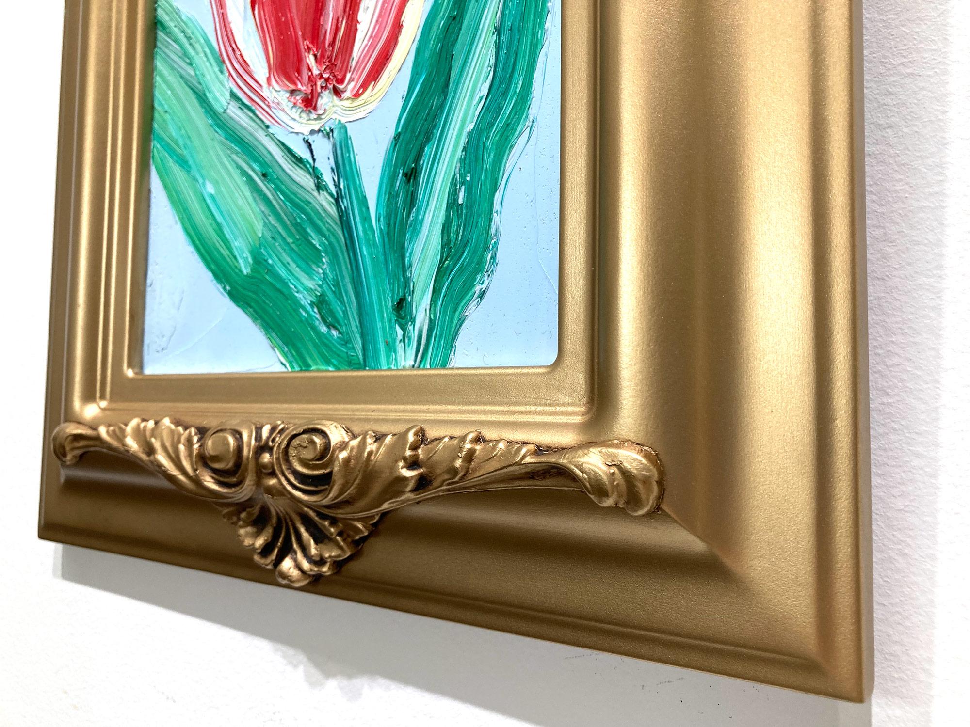 « Wide Open », tulipe rouge et blanche sur fond bleu ciel clair, peinture à l'huile encadrée en vente 6