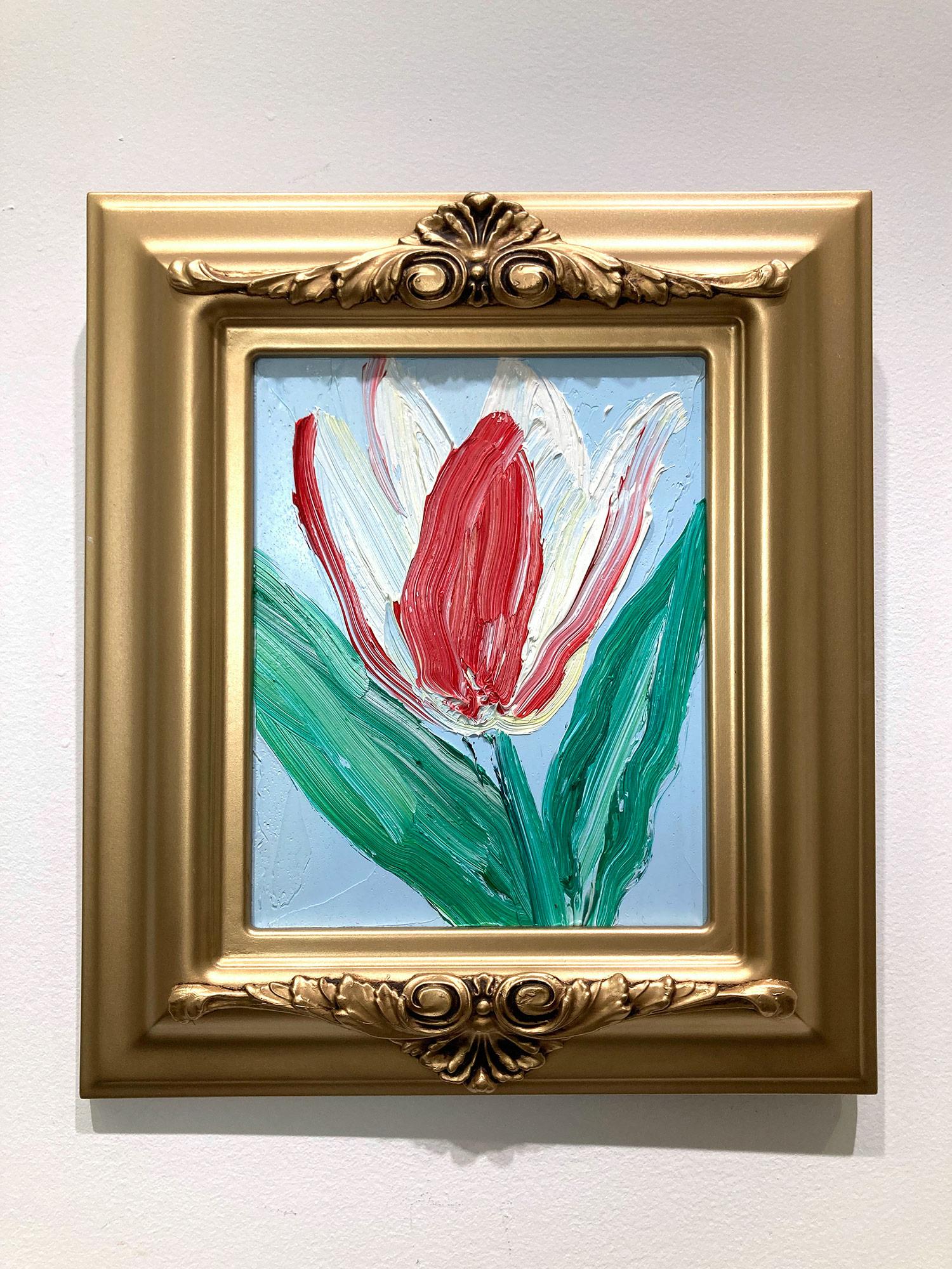 « Wide Open », tulipe rouge et blanche sur fond bleu ciel clair, peinture à l'huile encadrée en vente 8
