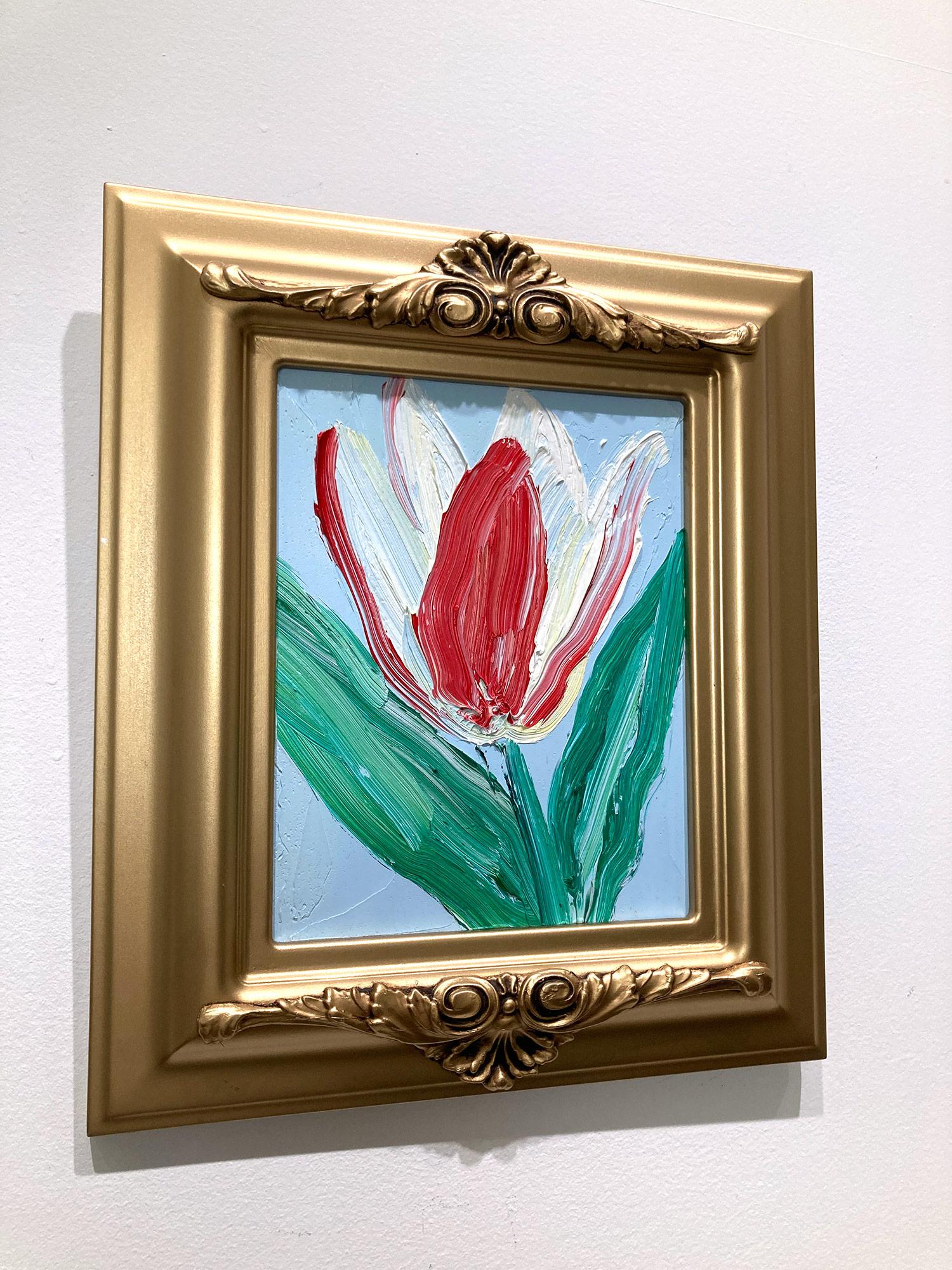 « Wide Open », tulipe rouge et blanche sur fond bleu ciel clair, peinture à l'huile encadrée en vente 10