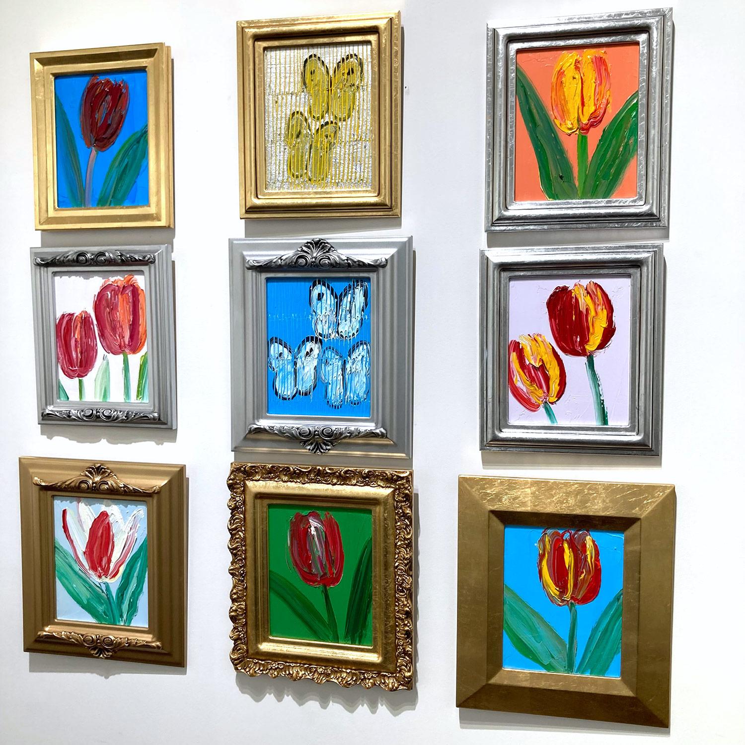« Wide Open », tulipe rouge et blanche sur fond bleu ciel clair, peinture à l'huile encadrée en vente 12