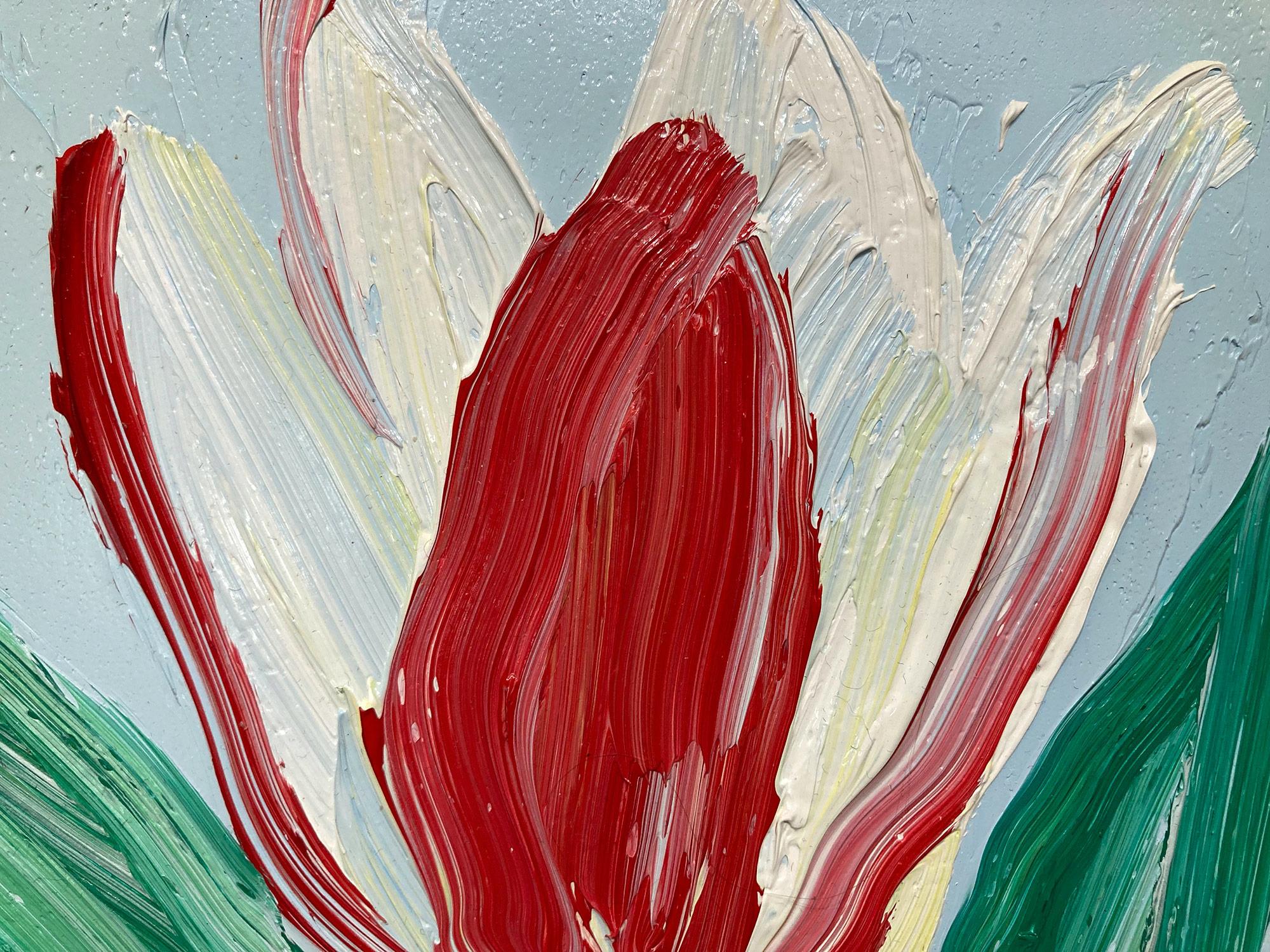 „Wide Open“ Rot-weiße Tulpe auf hellem Himmelblauem Hintergrund, Ölgemälde, gerahmt (Neue Wilde), Painting, von Hunt Slonem