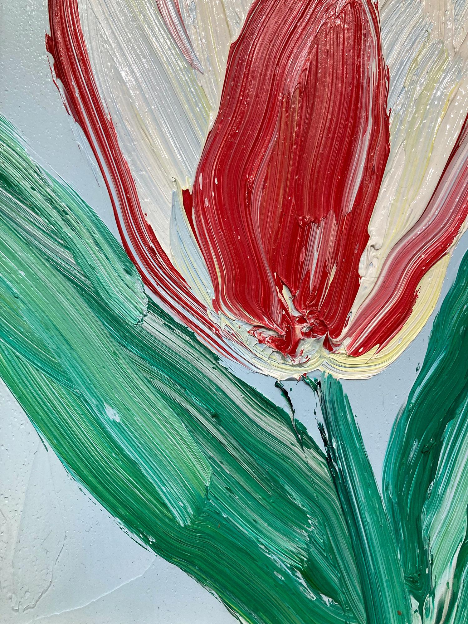 Eine wunderbare Komposition aus einer der neuesten Serien von Slonem, den Tulpen. Dieses Werk zeigt die gestische Figur einer roten und weißen Tulpe auf einem hellblauen Hintergrund mit dickem Farbauftrag. Inspiriert von der Natur und einer echten