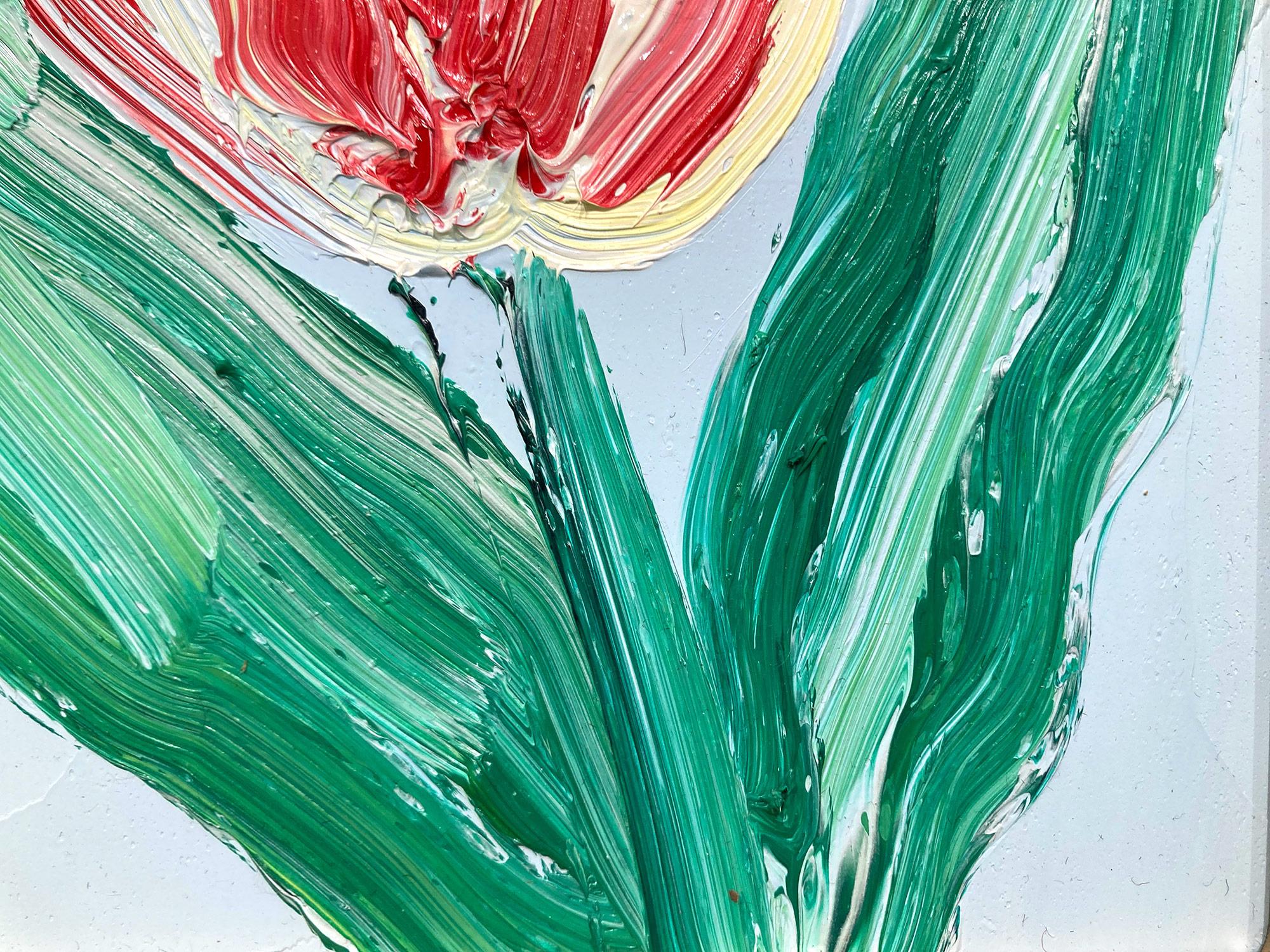Une magnifique composition de l'une des plus récentes séries de Slonem, Tulipes. Cette œuvre représente la figure gestuelle d'une tulipe rouge et blanche sur un fond bleu ciel clair, avec une utilisation épaisse de la peinture. Inspirées par la
