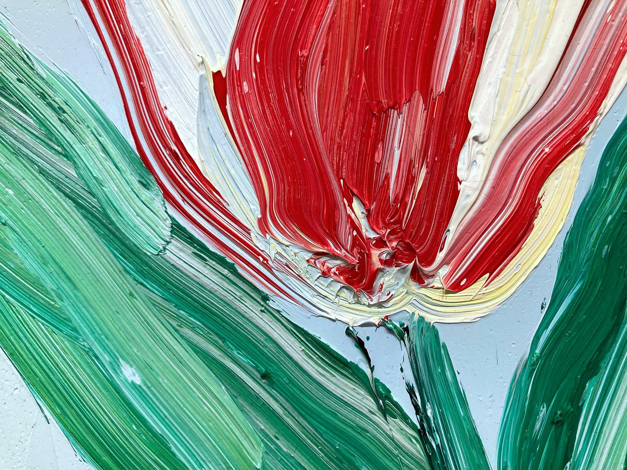 « Wide Open », tulipe rouge et blanche sur fond bleu ciel clair, peinture à l'huile encadrée en vente 2