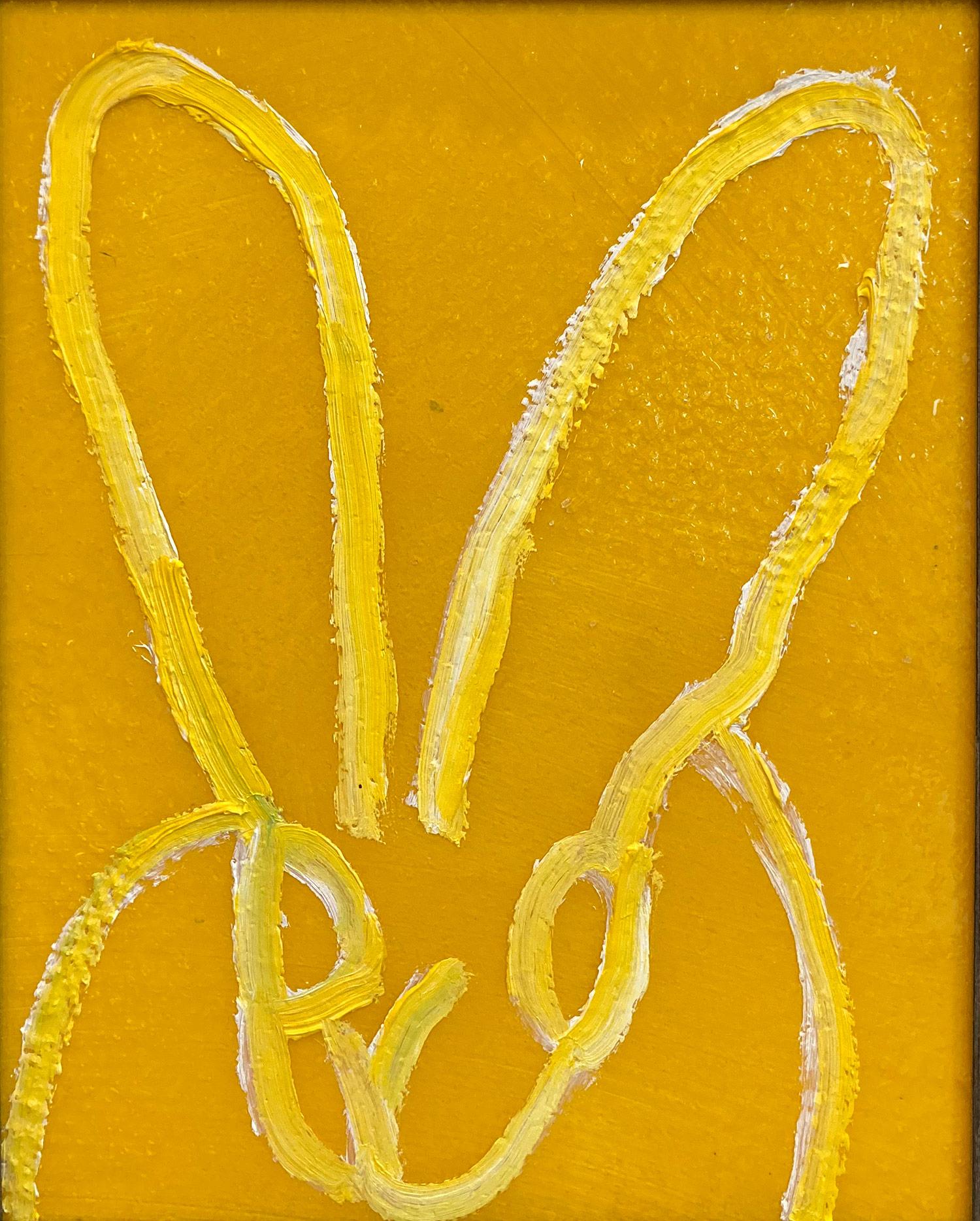 Bunny jaune avec peinture à l'huile sur panneau de bois encadré - Painting de Hunt Slonem