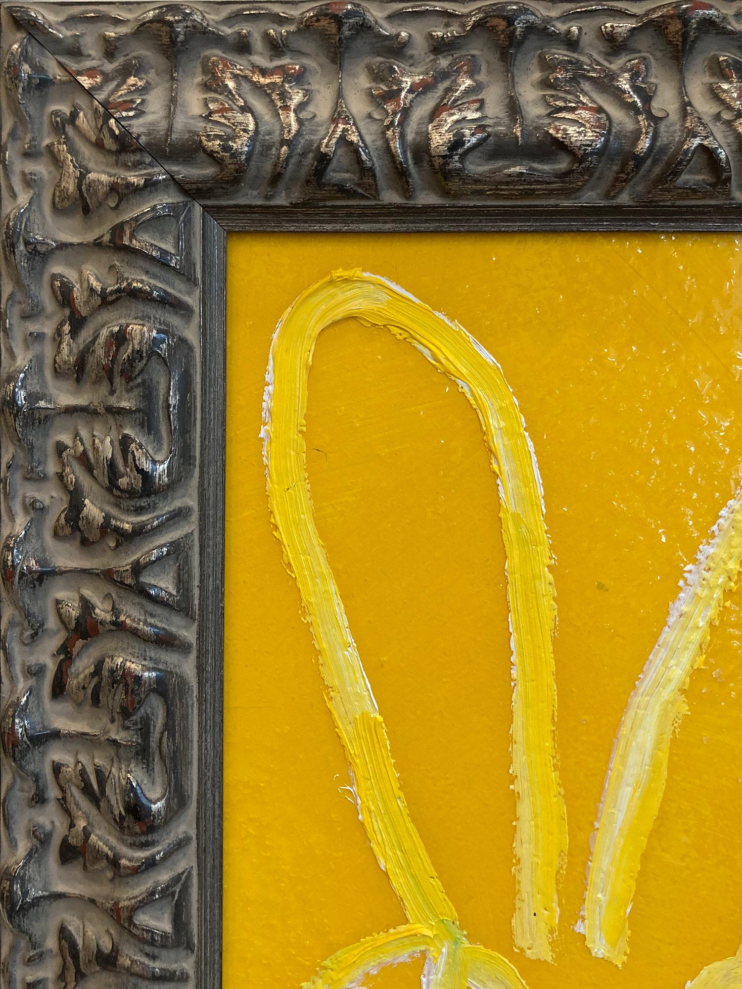 Une magnifique composition de l'un des sujets les plus emblématiques d'Icone, les lapins. Cette pièce représente une figure gestuelle d'un lapin jaune pâle sur un fond jaune, avec une utilisation abondante de peinture et de poussière de diamant.