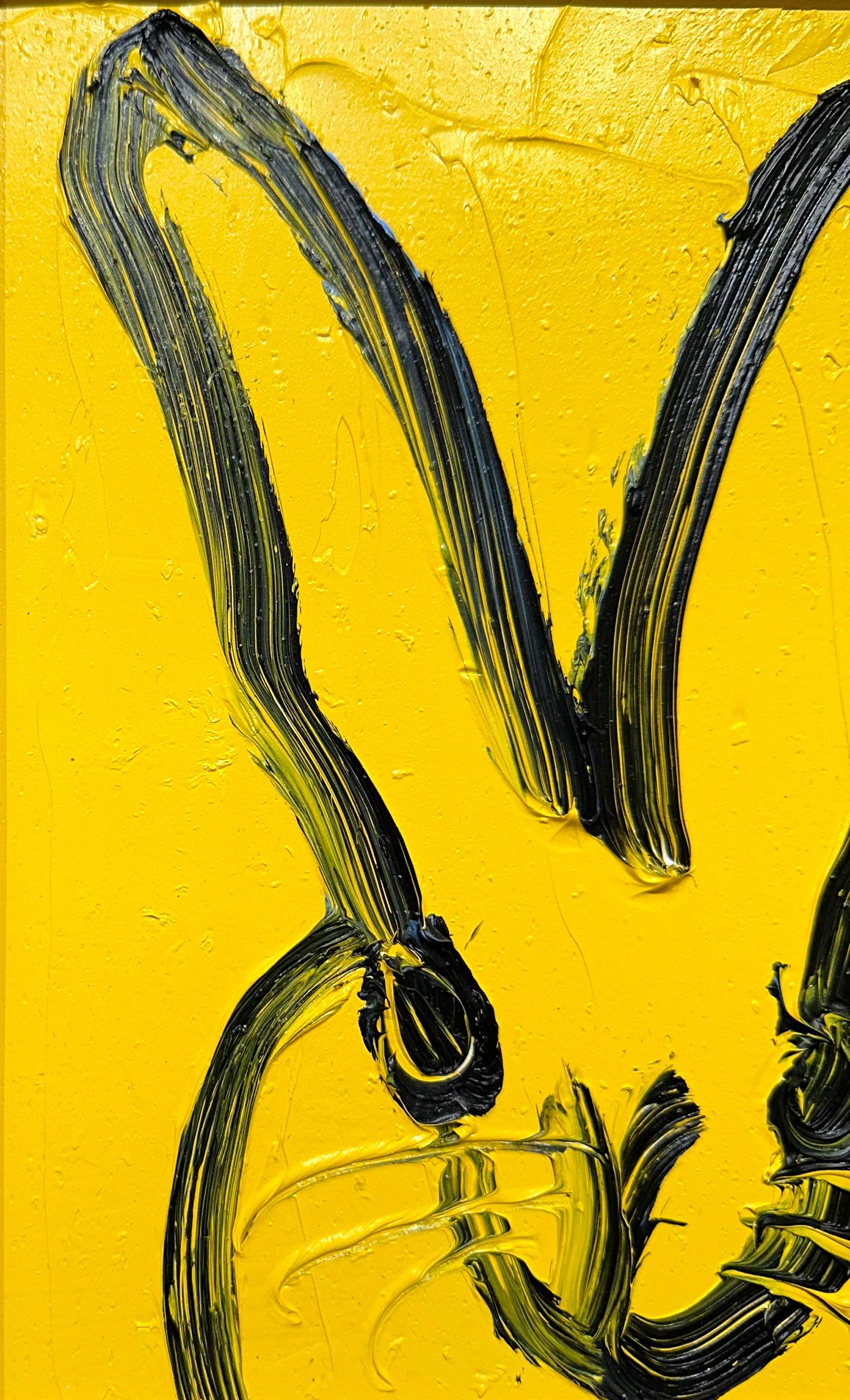 Una maravillosa composición de uno de los temas más icónicos de Slonem, los conejitos. Esta pieza representa una figura gestual de un conejito negro sobre un fondo amarillo real con un uso espeso de la pintura. Está alojada en un maravilloso marco