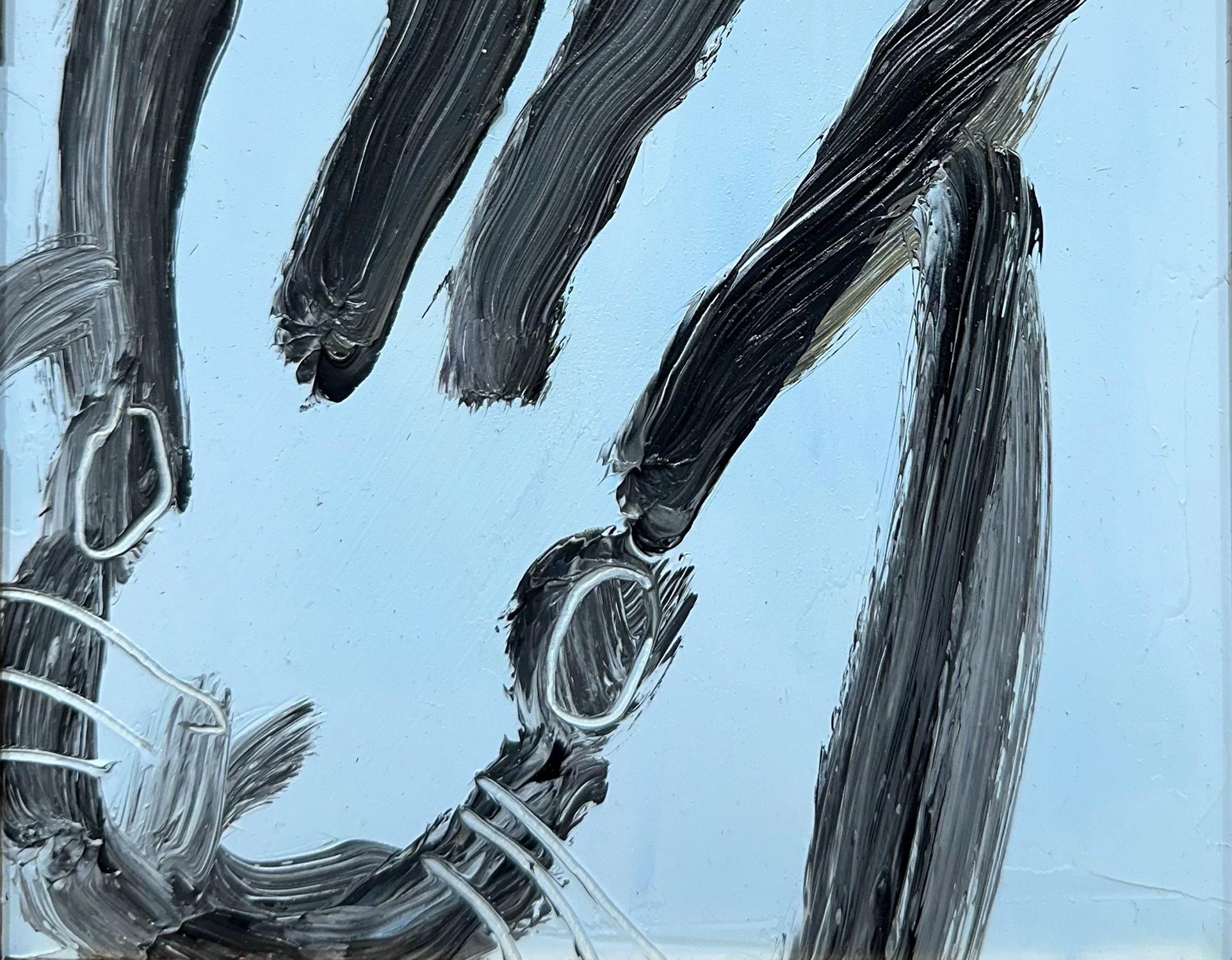 Una maravillosa composición de uno de los temas más icónicos de Slonem, los conejitos. Esta pieza representa una figura gestual de un conejito negro sobre un fondo azul bígaro con un uso espeso de la pintura. Está alojada en un maravilloso marco de