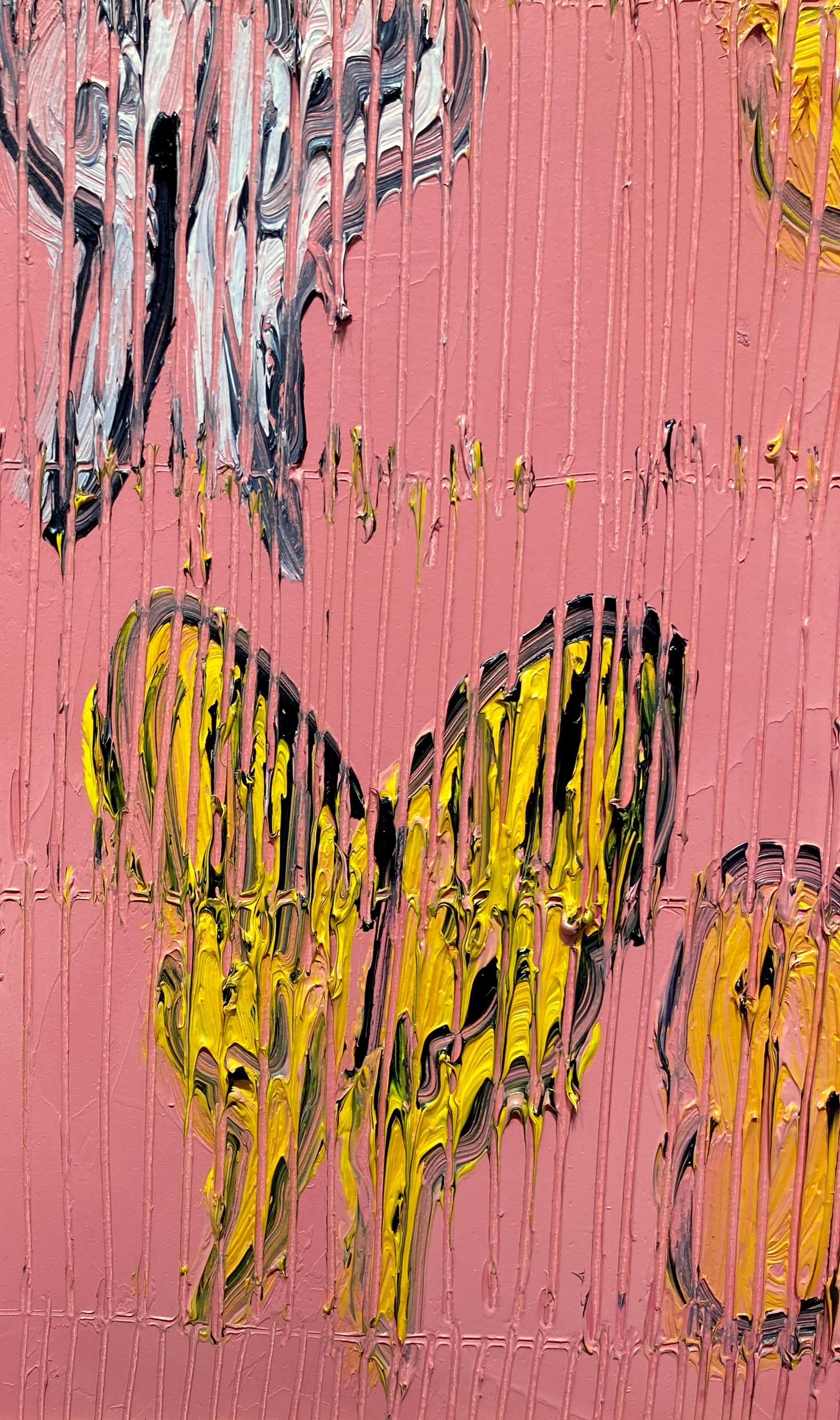 Eine wunderbare Komposition eines der ikonischsten Motive von Slonem, nämlich Schmetterlinge. Dieses Stück zeigt mehrfarbige gelbe und weiße zarte Schmetterlinge im Aufsteigen vor einem wunderschönen lachsrosa leuchtenden Hintergrund. Slonem