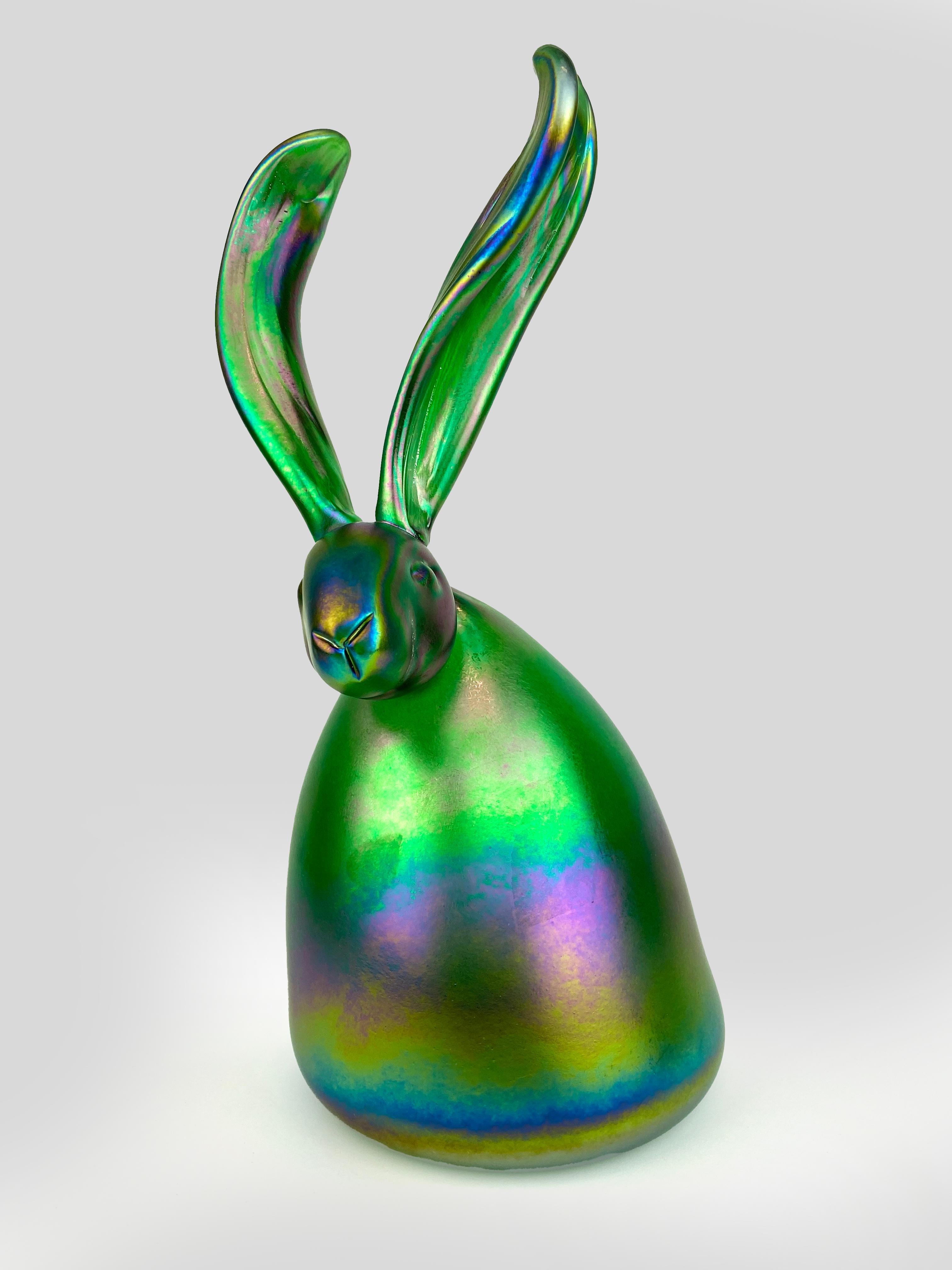 Hunt Slonem Escultura de conejo 'Seth' de cristal verde en venta 1