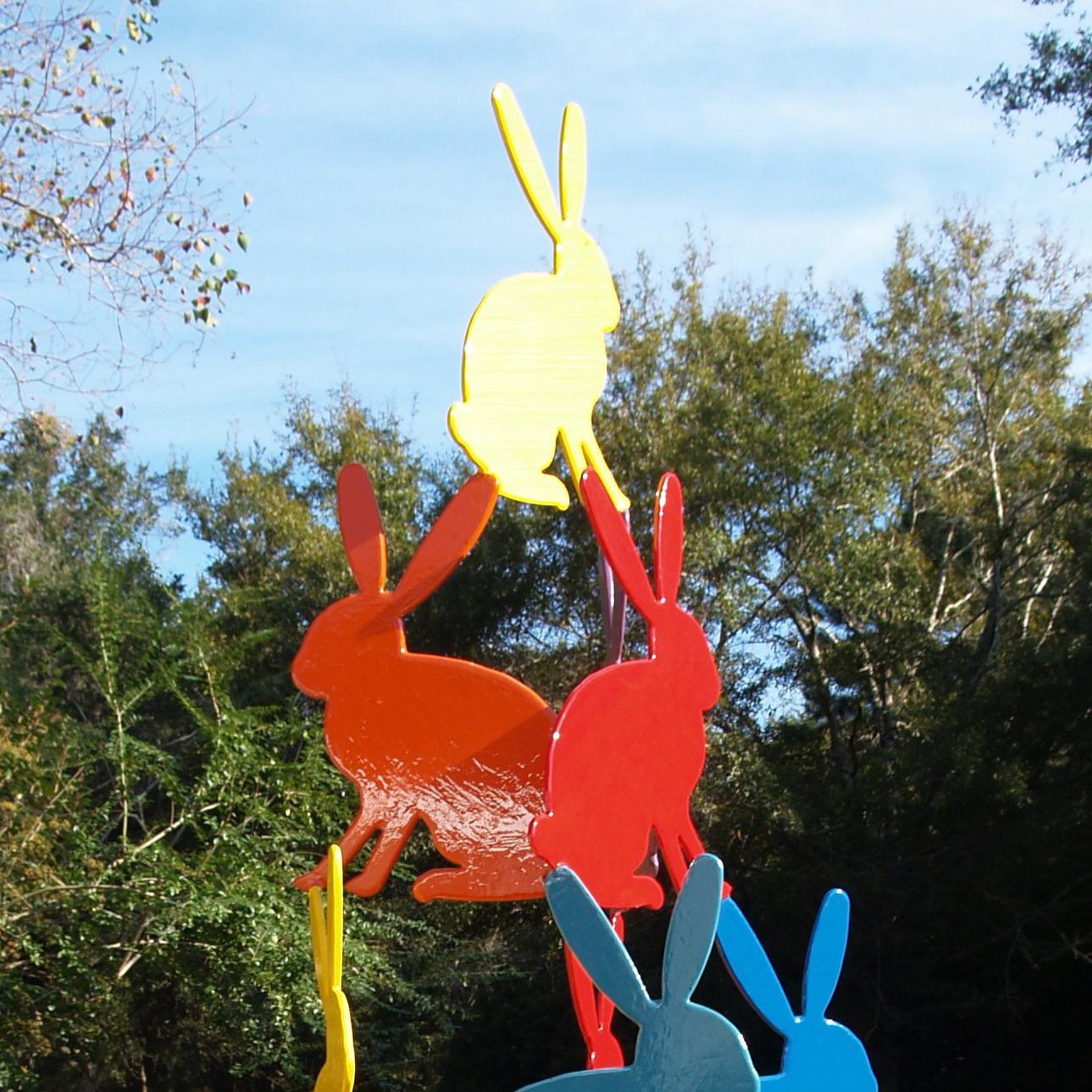 Outdoor bunny sculpture - Contemporary Sculpture by Hunt Slonem