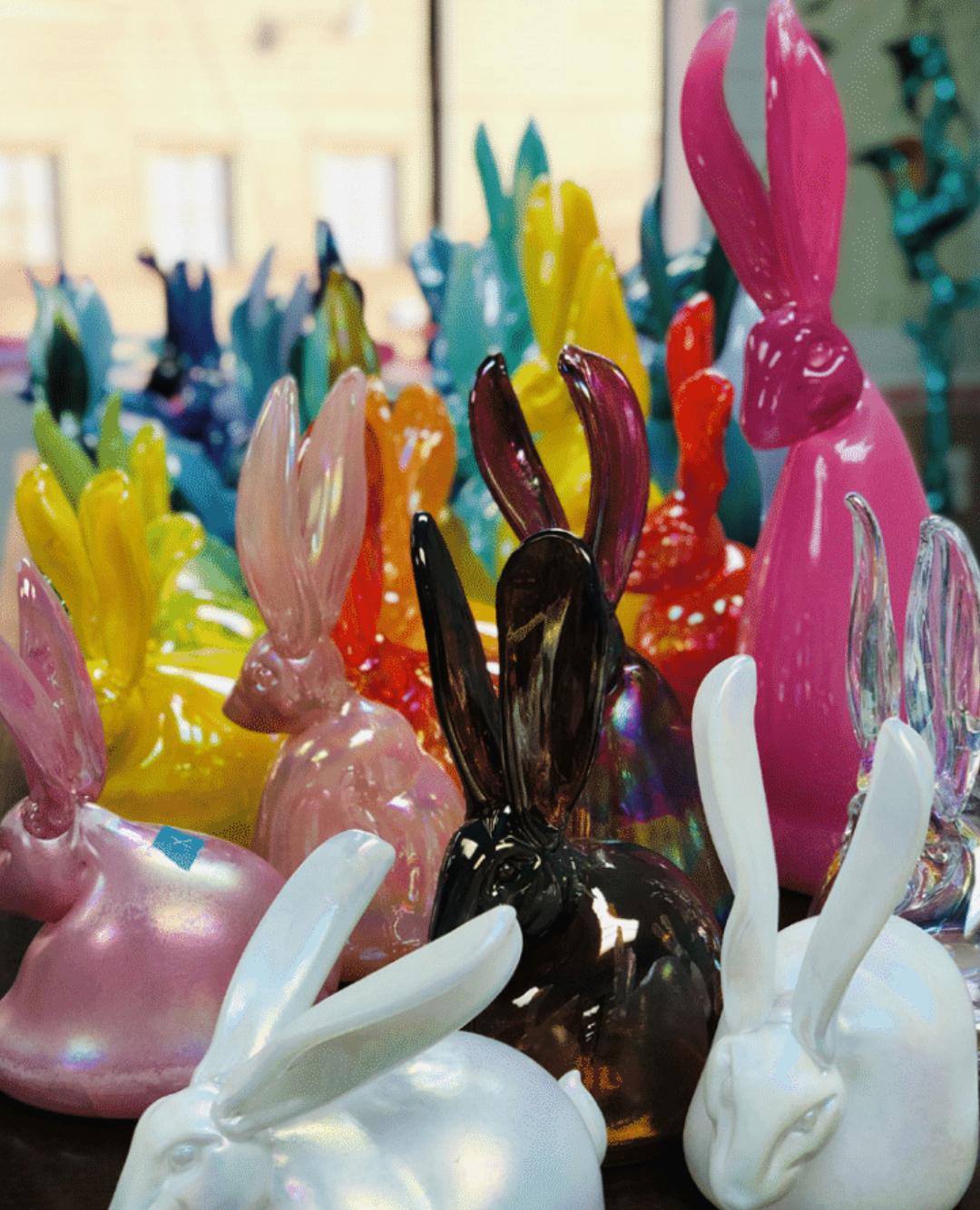 Del lienzo al horno, Hunt Slonem da vida a su tema característico como nunca antes. Esta maravillosa escultura soplada a mano representa uno de los conejitos característicos de Slonem en un cristal iridiscente de color ciruela. Las nuevas esculturas