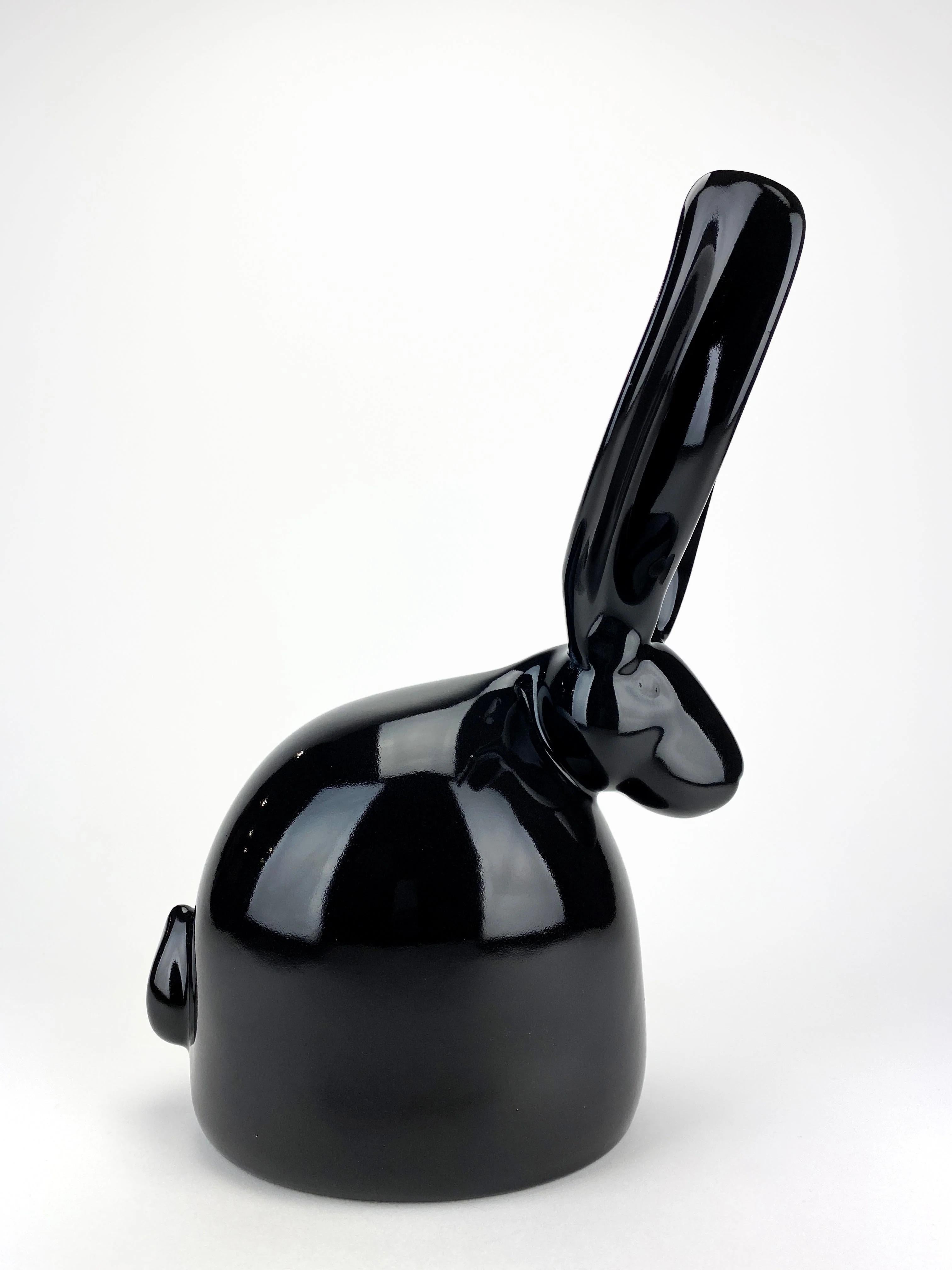 Temis - Figurative Sculpture Bianco di Hunt Slonem
