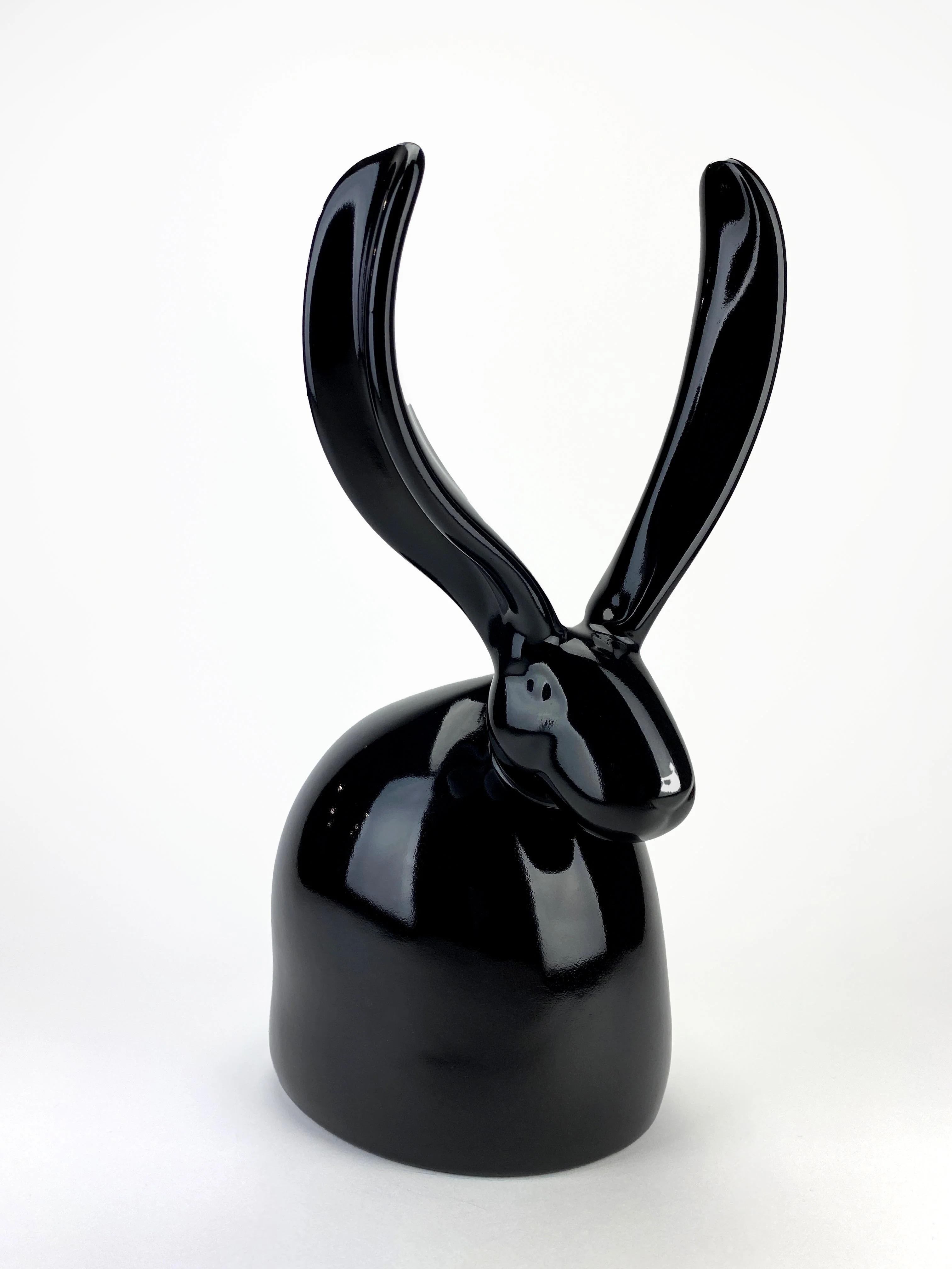 Temis (2022) di Hunt Slonem è un'impressionante scultura in ceramica di 14 x 8 x 9 pollici, presentata con un'elegante finitura nera lucida che ne accentua l'eleganza. Questo pezzo in edizione limitata (7/20) è una rappresentazione tridimensionale