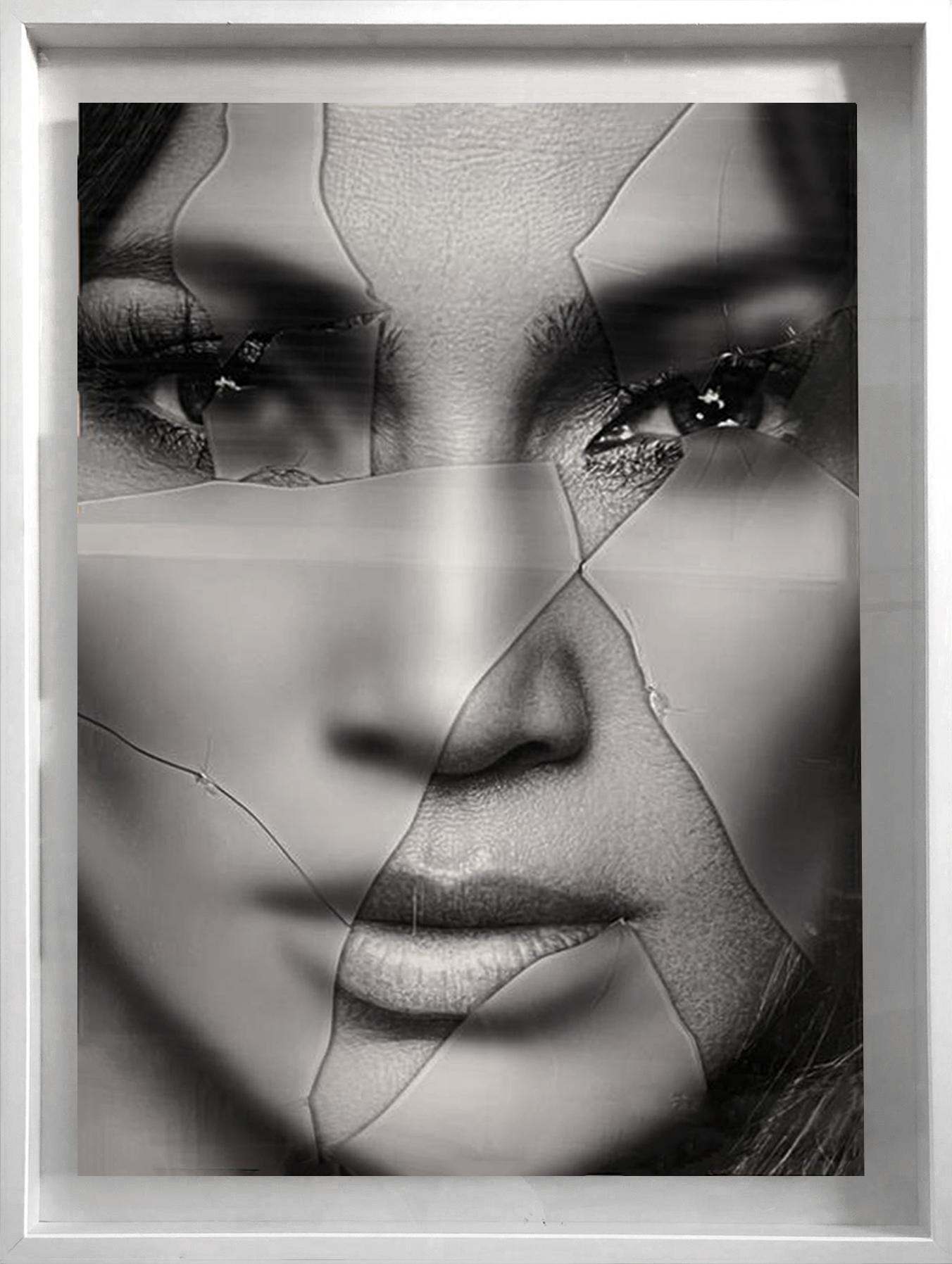 JLO Jennifer Lopez y Origianals: Bella Hadid, Díptico. De la serie Vidrio - Mixed Media Art Contemporáneo de Hunter & Gatti