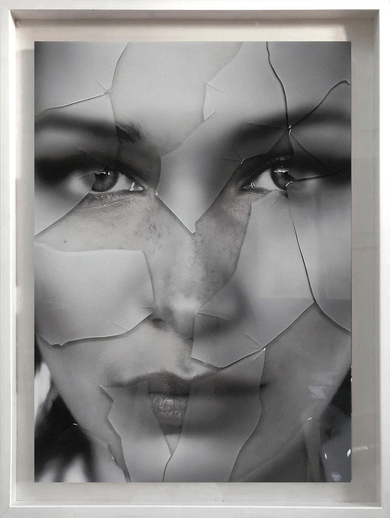 La técnica del artista consiste en el uso de dos impresiones, la primera impresión es la fotografía original, y la segunda impresión es una versión borrosa de la imagen impresa en vidrio. La versión de cristal del cuadro se rompe con una herramienta