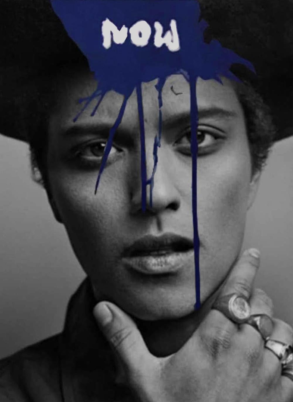 Jetzt – Bruno Mars-Porträt. Aus der blauen Serie – Mixed Media Art von Hunter & Gatti