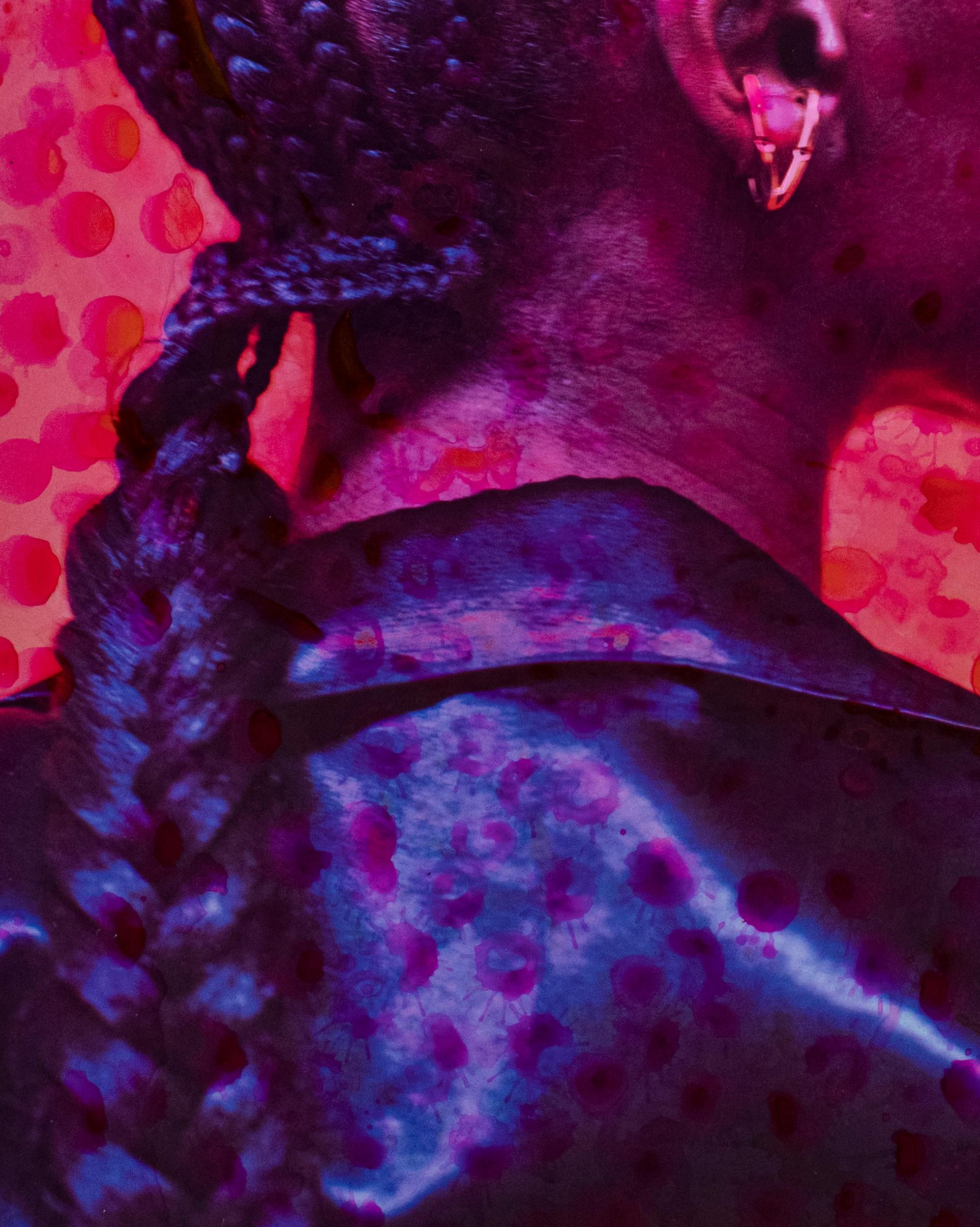 Lous, de la série Lous and The Yakuza. Photographie de mode multimédia en couleur - Violet Color Photograph par Hunter & Gatti