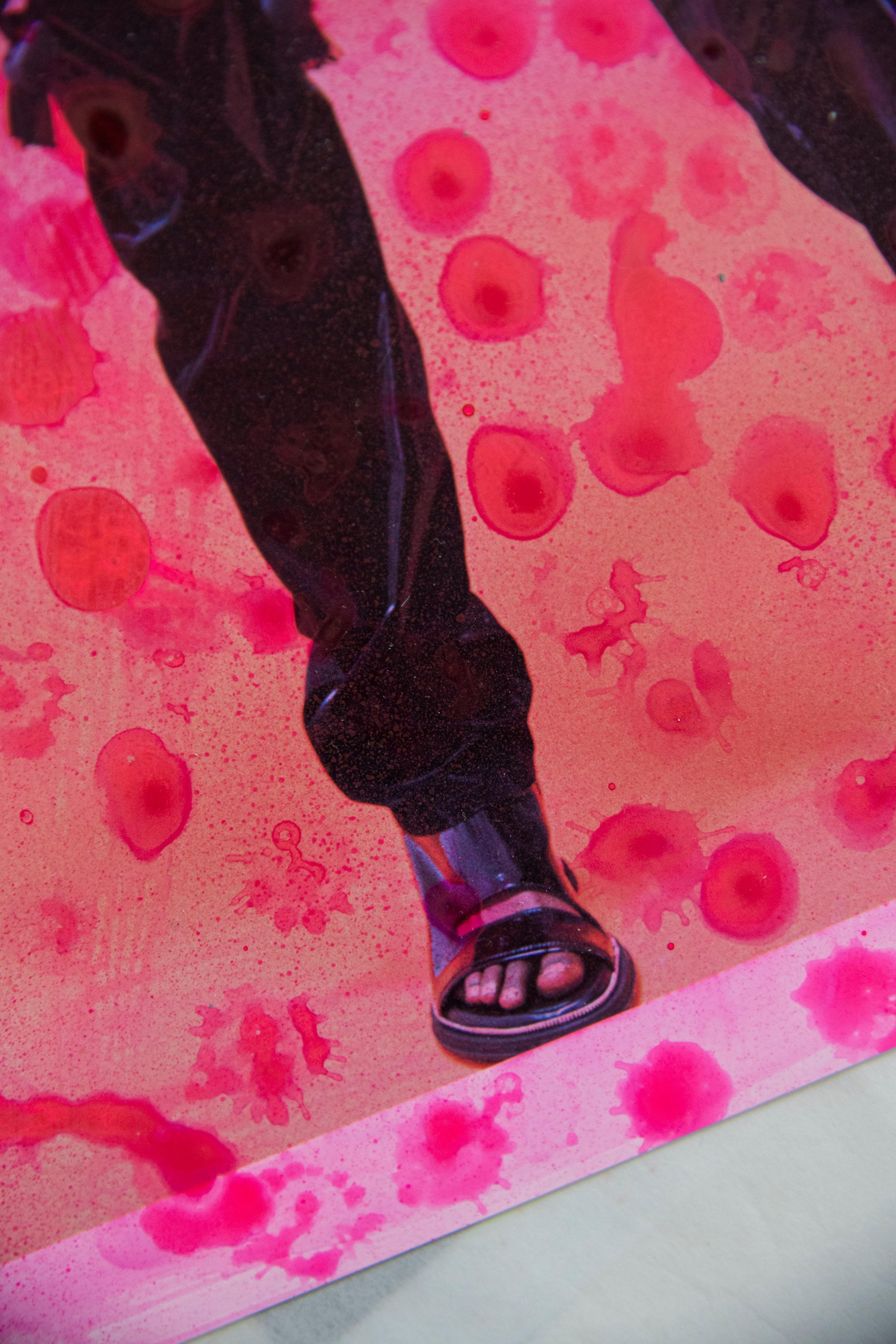 Y, de la série Lous and The Yakuza. Photographie de mode multimédia en couleur - Rose Figurative Painting par Hunter & Gatti