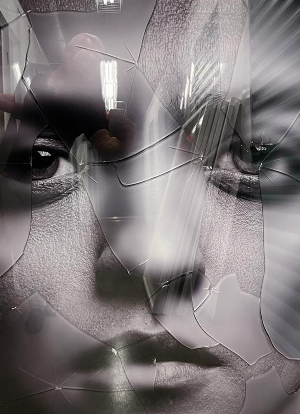 Bruno Mars, Porträt von Hunter & Gatti 
Schwarz-Weiß-Fotografie mit Glasscherben oben auf dem Bild.
Bildgröße: 45,2 Zoll. H x 32,5 in. W
Rahmengröße: 52,5 Zoll. H x 39 in. B x 2 in. D
Einzigartig

Die Technik des Künstlers besteht in der Verwendung