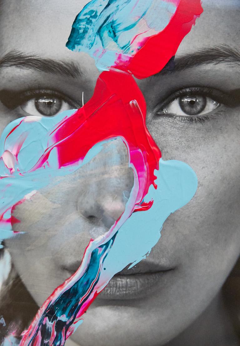 Portrait fluide de Bella Hadid. Photographie  Les artistes ont intervenu - Gris Color Photograph par Hunter & Gatti