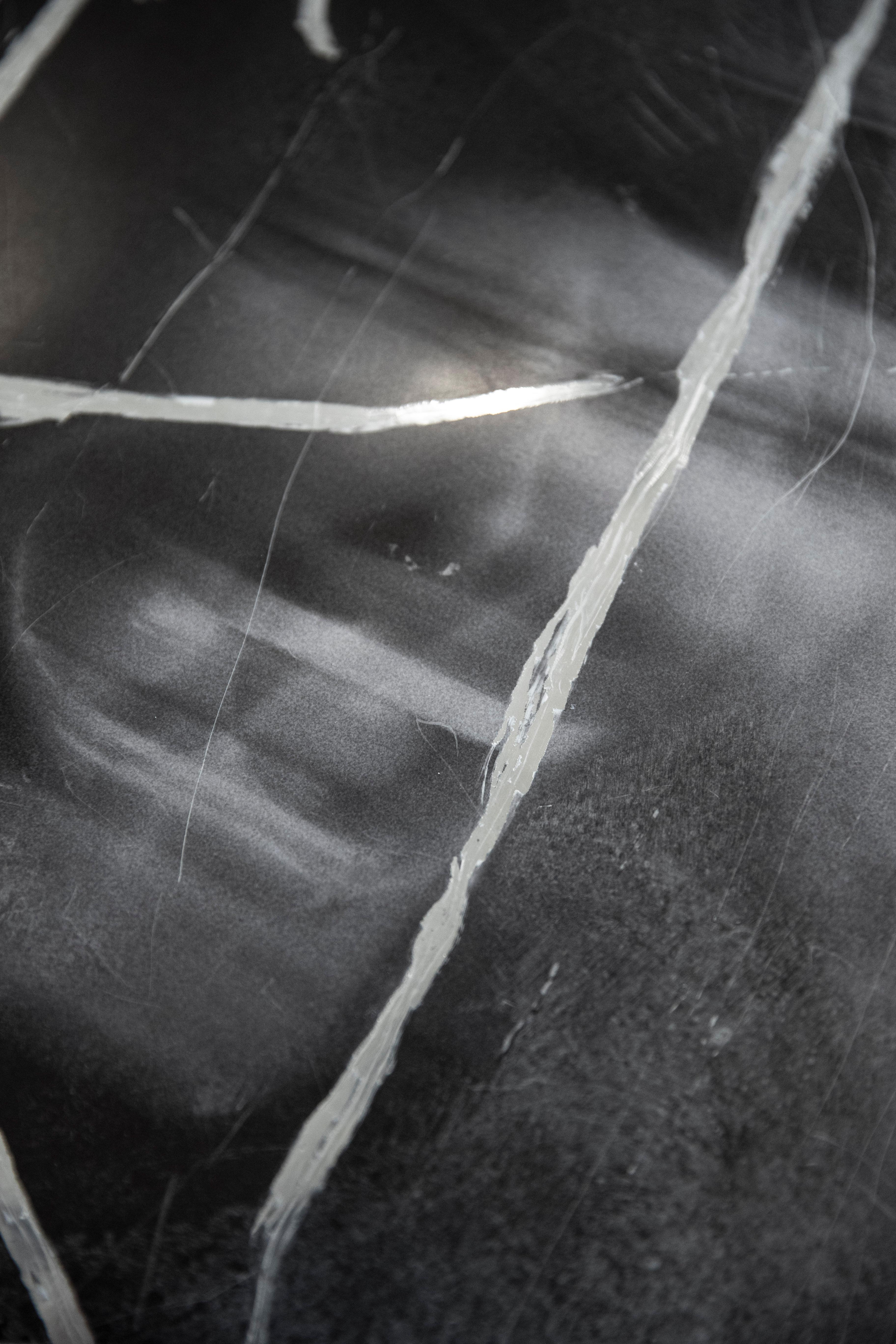 Gewitter. Mixed-Media-Mode-Porträt auf Schwarz-Weiß  Fotografie – Painting von Hunter & Gatti