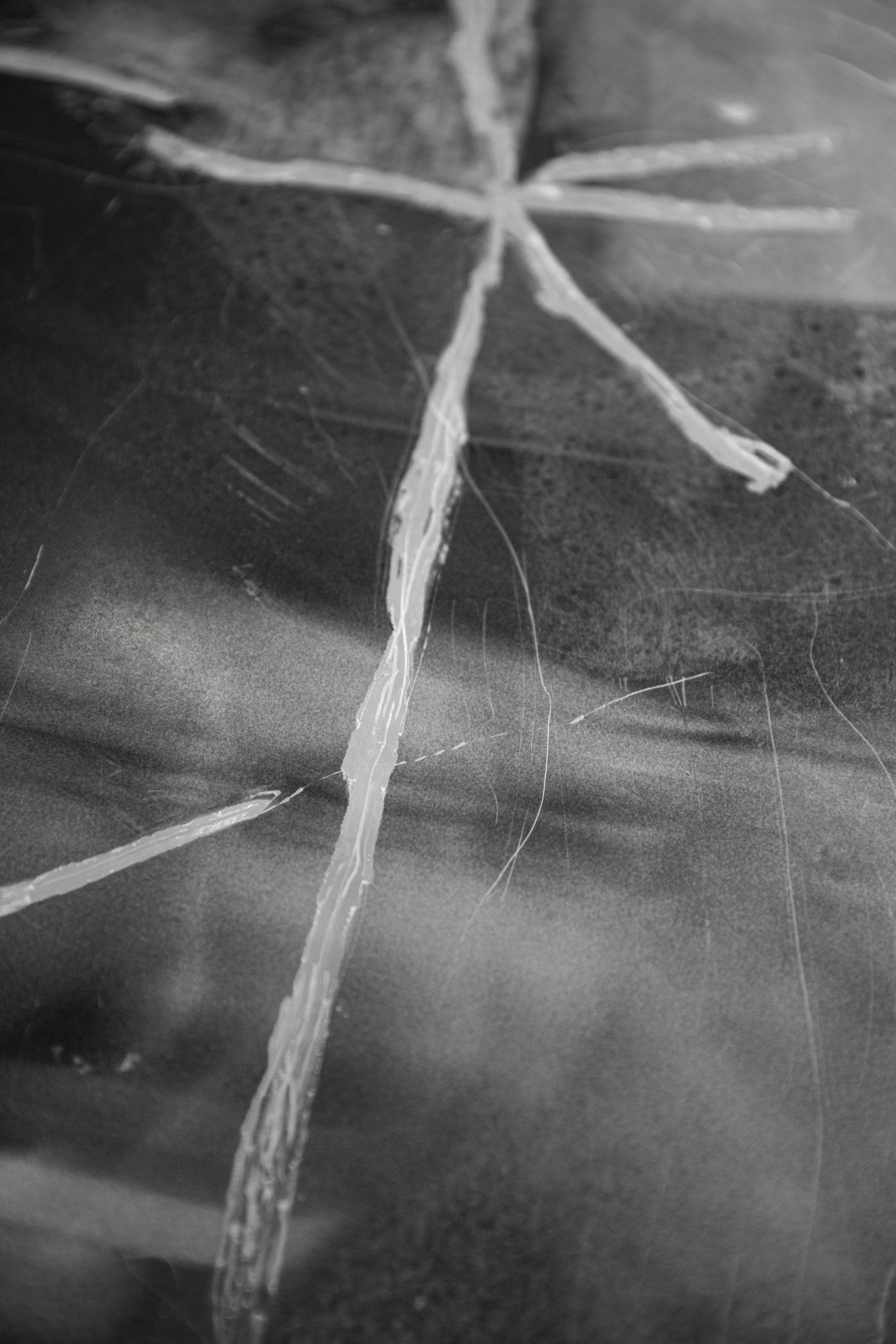 Gewitter. Retrato de moda en técnica mixta sobre un blanco y negro  fotografía - Painting Abstracto de Hunter & Gatti